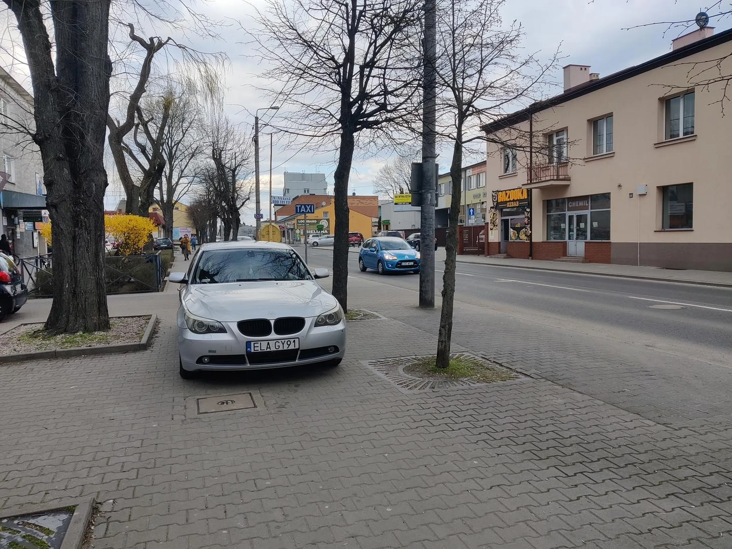 Kolejny co blokuje cały chodnik.