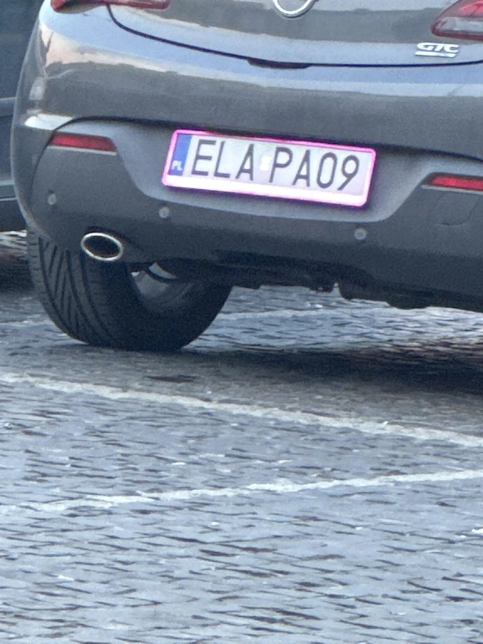 Kogoś pojebalo z różowa rejestracja