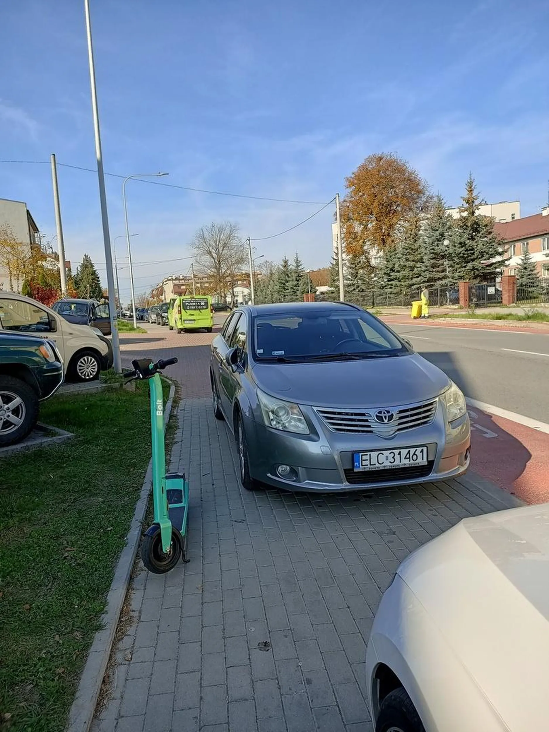 Kierowca parkuje gdzie popadnie, nie zważając na to że 20 cm chodnika nie wystarczy na przejechanie wózkiem inwalidzkim lub wózkiem dziecięcym. Brak wyobraźni.