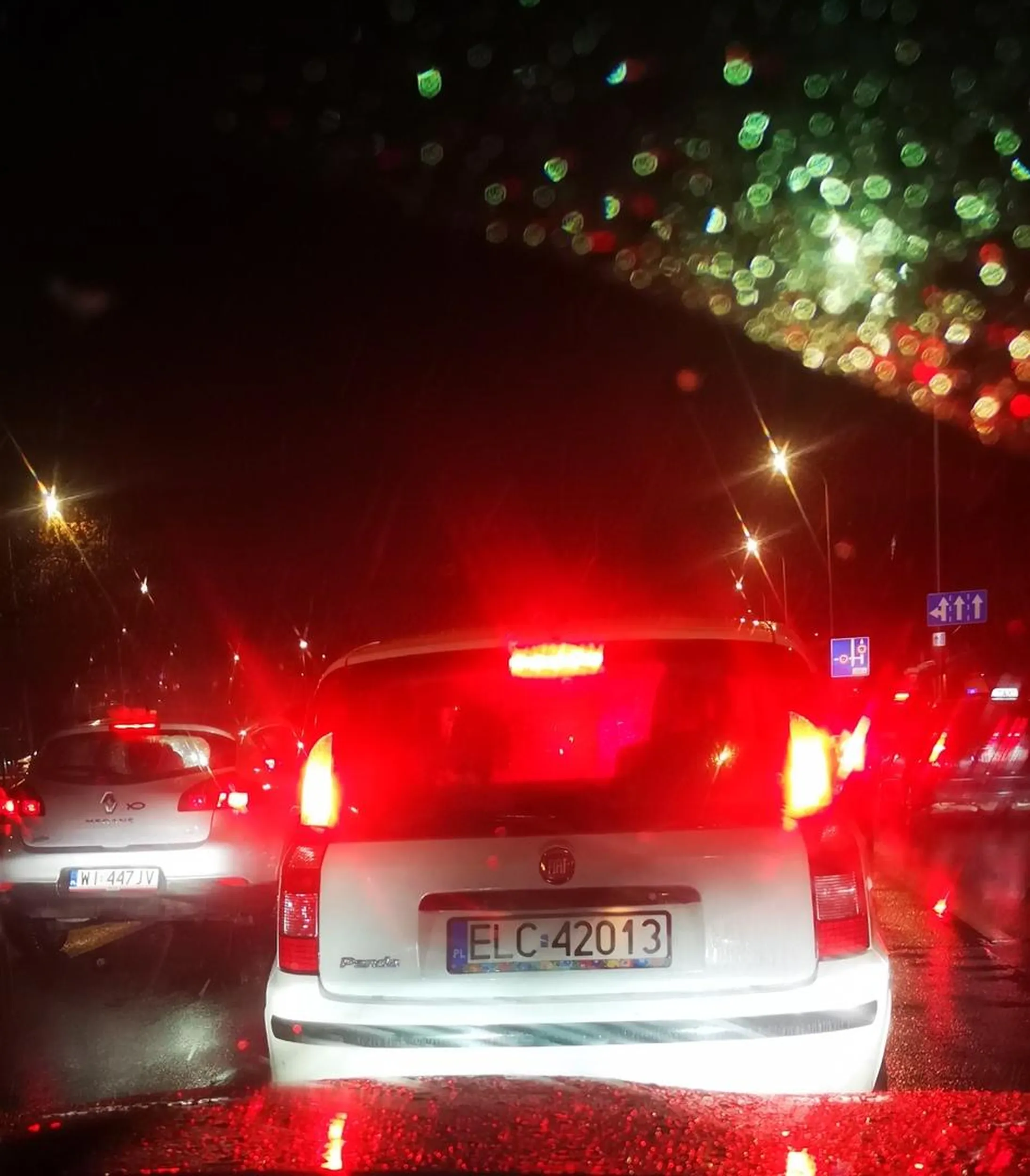 Pojazd nie używa kierunkowskazow i zajeżdża ci drogę na styk, prowokując wypadek. D3b1l