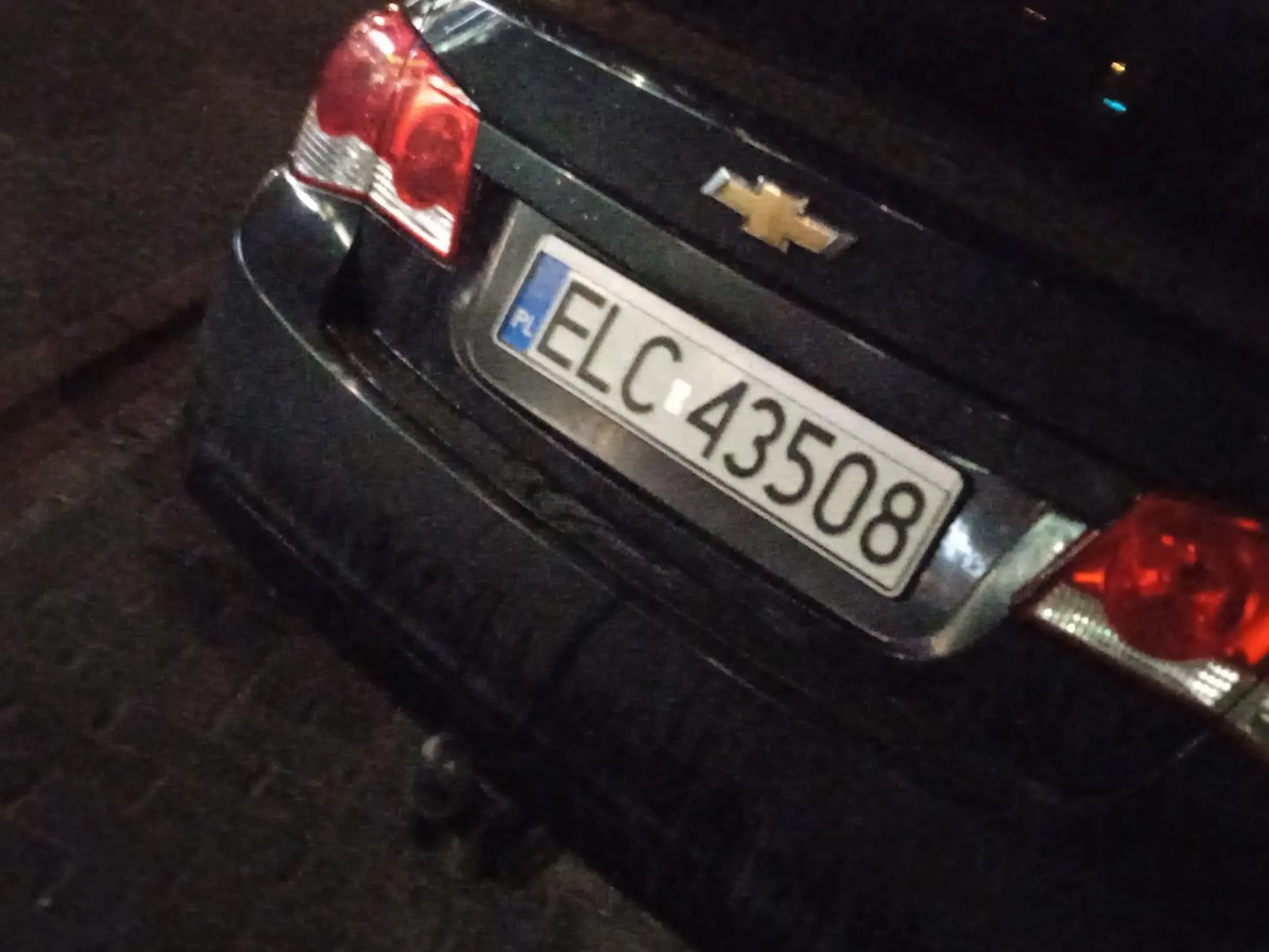 Gość mimo tego, że tuż obok niego stał znak, informujący, że należy parkować wzdłuż ścieżki ten musiał zaparkować jak na zdjęciu