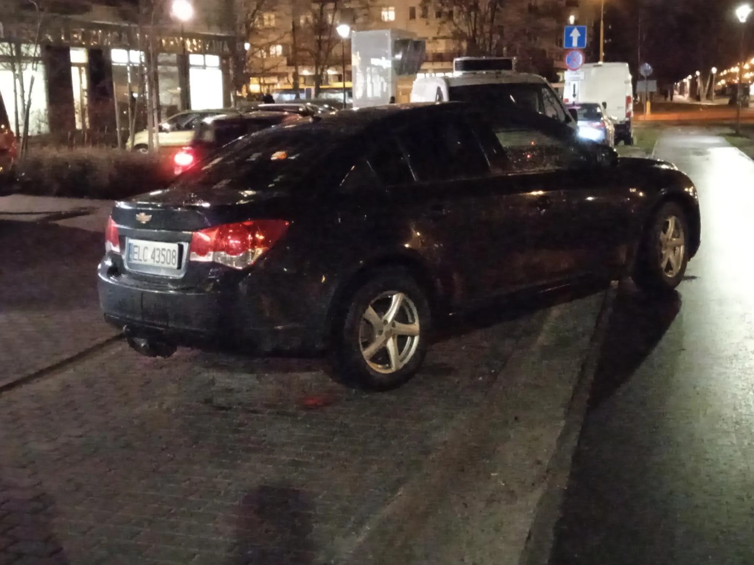 Gość mimo tego, że tuż obok niego stał znak, informujący, że należy parkować wzdłuż ścieżki ten musiał zaparkować jak na zdjęciu