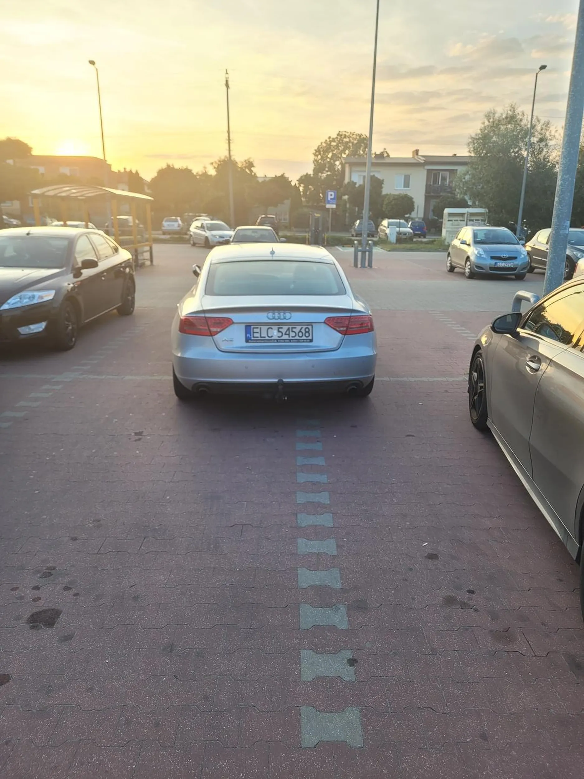 No brak słów ćwierćmózg z audi nie potrafi parkować ;)