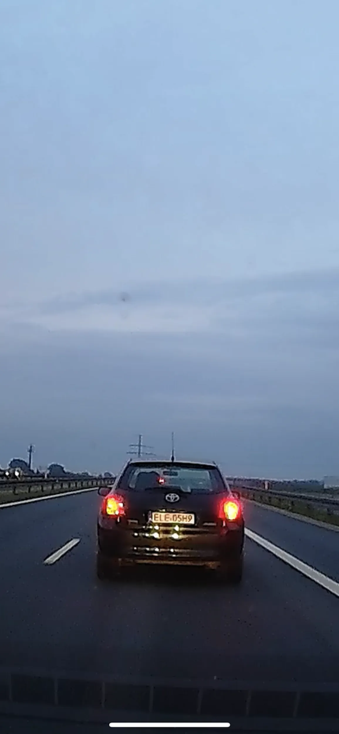 Zajeżdża drogę, hamuje i próbuje zepchnąć z drogi.