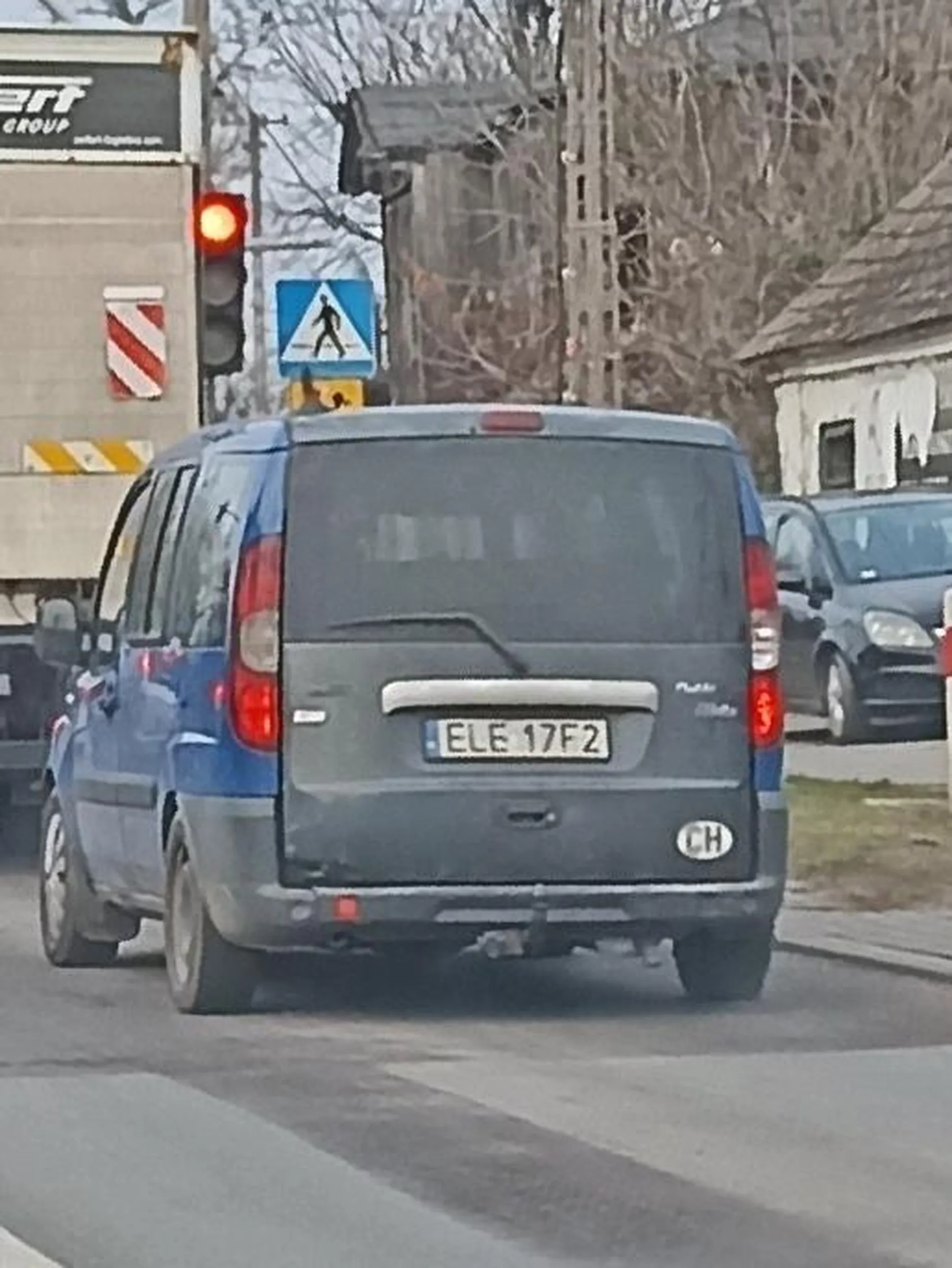 Niestety, muszę wyrazić swoje rozczarowanie zachowaniem kierowcy tablic ELE 17F2. Jeżdżenie z uszkodzoną tylną klapą jest niebezpieczne zarówno dla niego, jak i dla innych użytkowników dróg. To pokazuje brak odpowiedzialności i dbałości o swój pojazd. Dodatkowo, odejechanie z piskiem po zwróceniu uwagi i pokazanie środkowego palca jest nie tylko nieuprzejme, ale również wulgarne. Tego rodzaju agresywne zachowanie nie powinno mieć miejsca na drodze, ponieważ wpływa na atmosferę i bezpieczeństwo wszystkich uczestników ruchu. Wierzę, że powinniśmy wszyscy być wzorowymi kierowcami, respektującymi przepisy i innych użytkowników dróg. Zachęcam wszystkich, którzy spotkają kierowcę tablic ELE 17F2 do zgłoszenia takich incydentów odpowiednim służbom. Działajmy razem dla poprawy bezpieczeństwa na drodze. Pozdrawiam JS