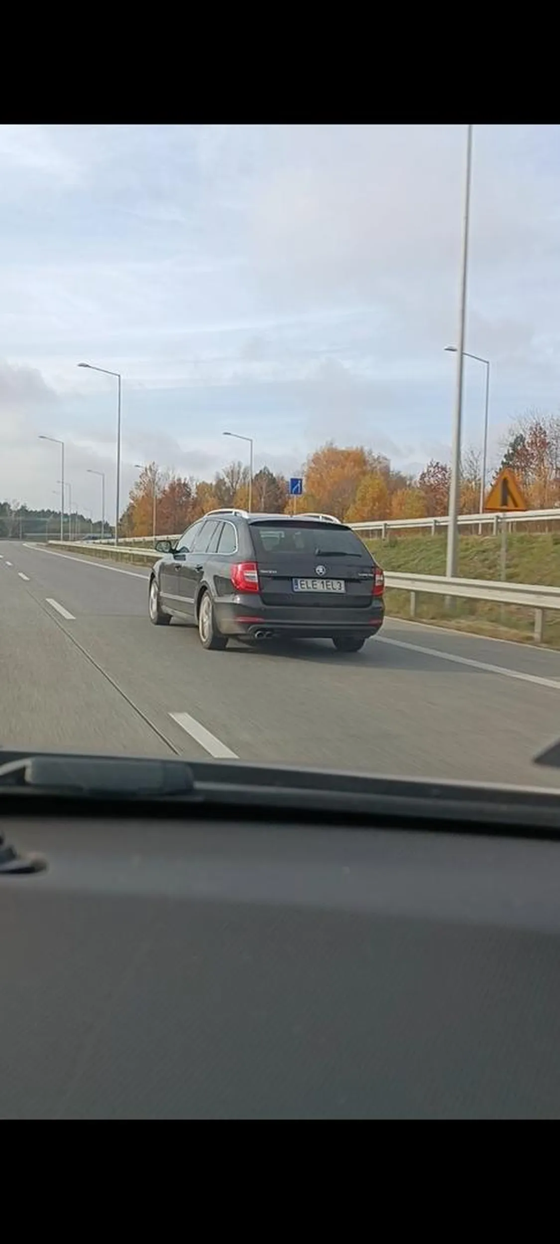 Nie daje się wyprzedzić, zajeżdża drogę. Pajac jakich mało. 4 razy pod kolej próbowałem go wyprzedzić bo strasznie zamulał (70/90, 100/120) i za każdym razem gwałtownie przyspieszał w momencie gdy zacząłem równać się z jego samochodem...