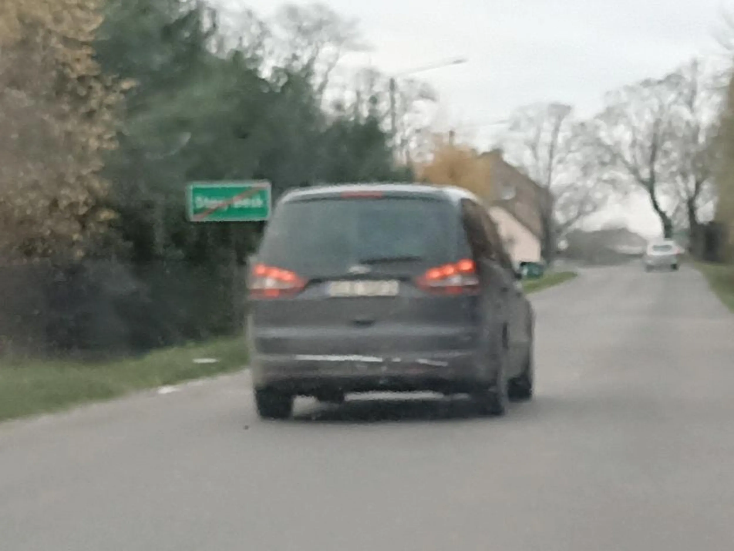 Wyprzedza na zakręcie, znacznie przekracza prędkość