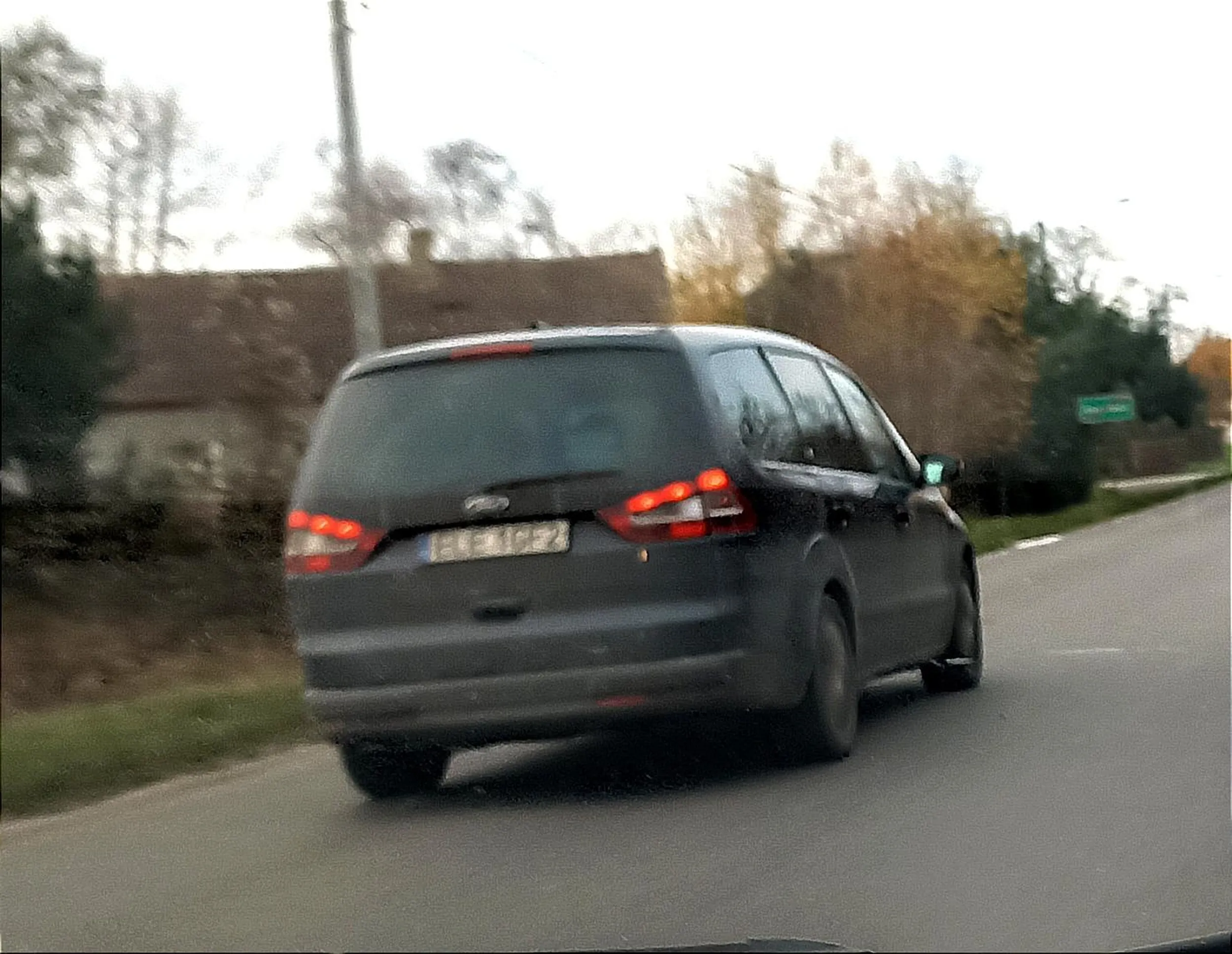 Wyprzedza na zakręcie, znacznie przekracza prędkość