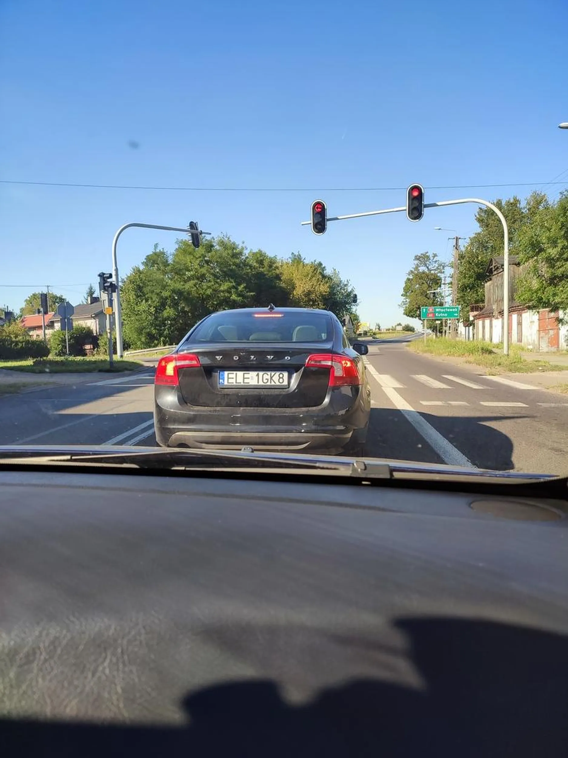 Jeśli lubi się zielony kolor to proponuję puścić go sobie w tv i nie wychodzić z salonu. Całe światło w telefonie na zielonym i zdziwienie, czemu sznur aut trąbi.. Trzeba było czekać na kolejną zmianę świateł.