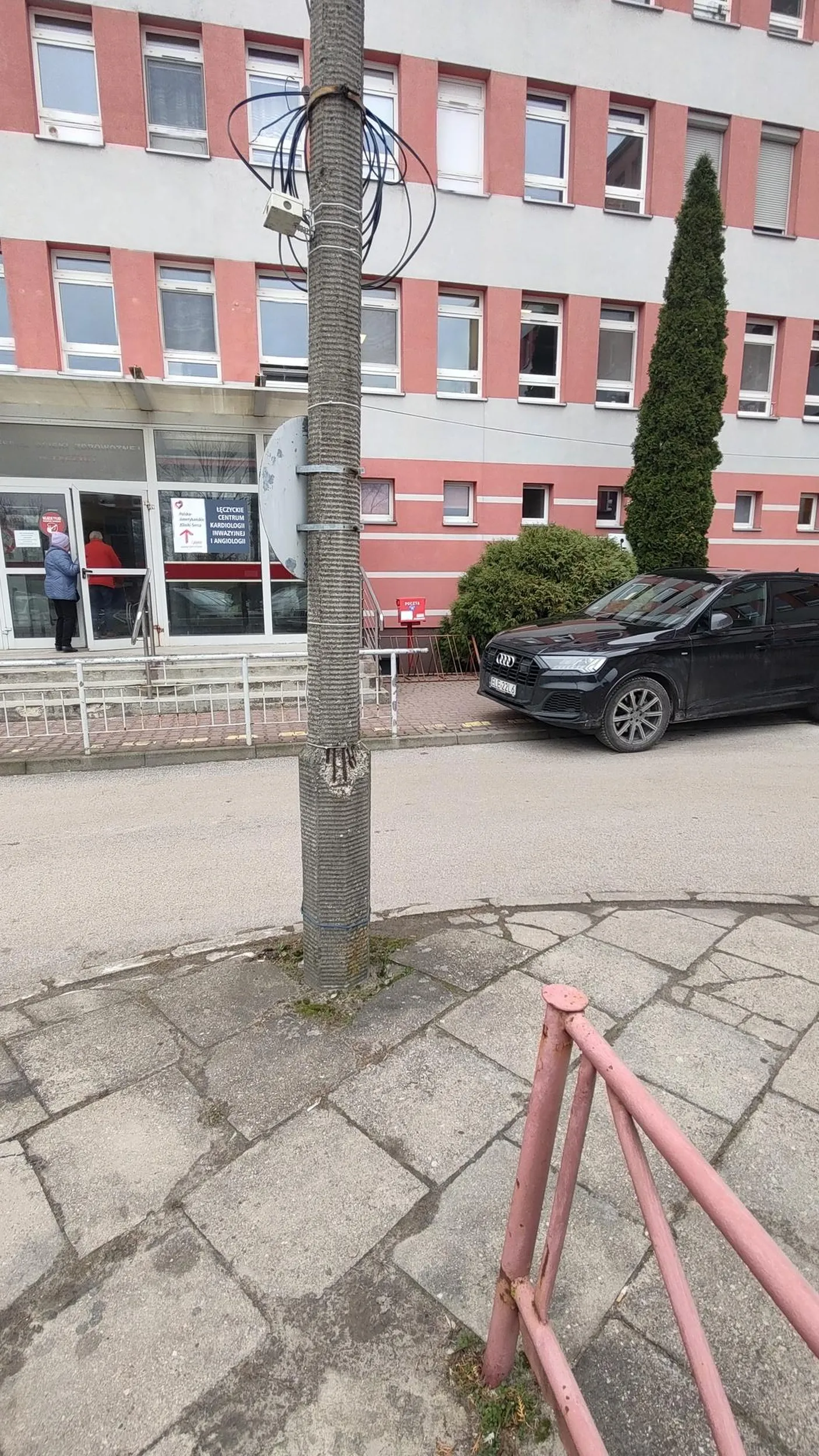 Nie było miejsca na parkingu pod szpitalem? No to zastawimy komuś przejazd wózkiem inwalidzkim na SOR :)