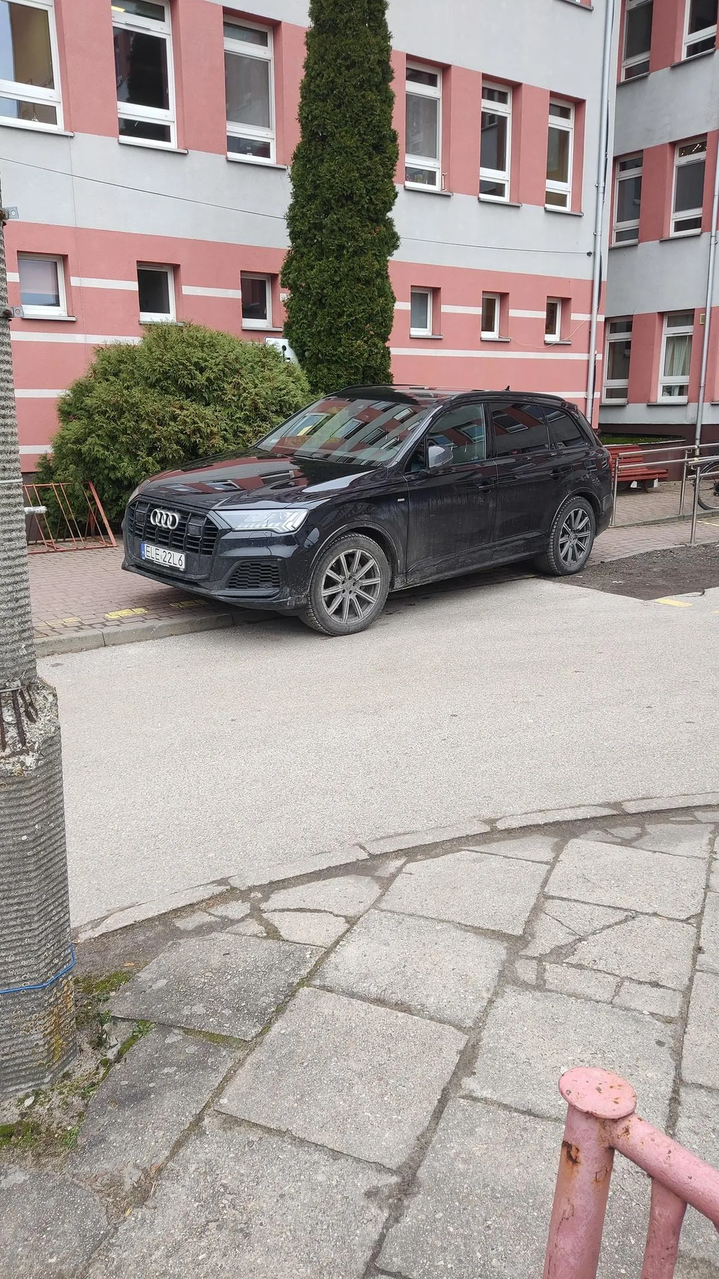 Nie było miejsca na parkingu pod szpitalem? No to zastawimy komuś przejazd wózkiem inwalidzkim na SOR :)