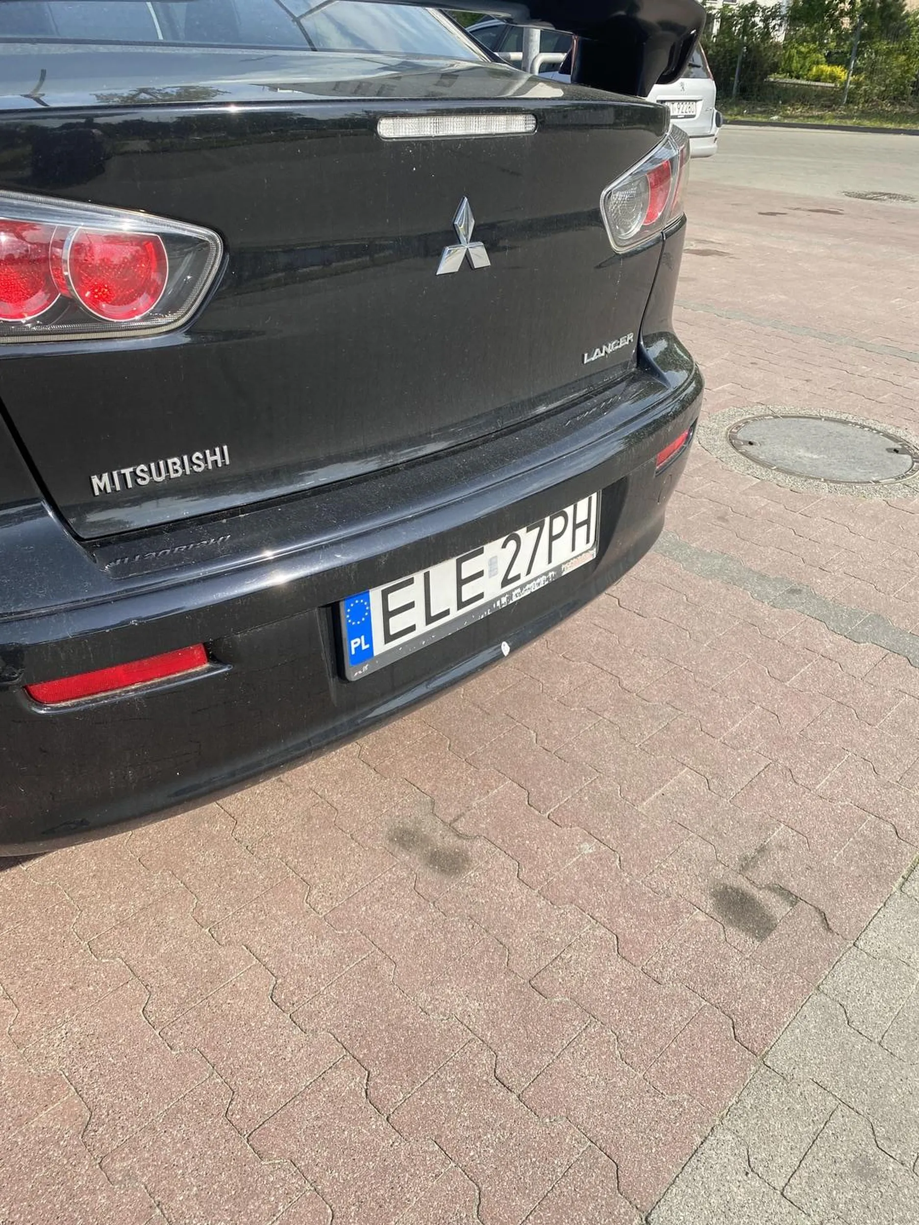Typ nie umie jeździć, obija inne samochody drzwiami na parkingach.  Walnął w moje drzwi i nie poczuwa sie do winy