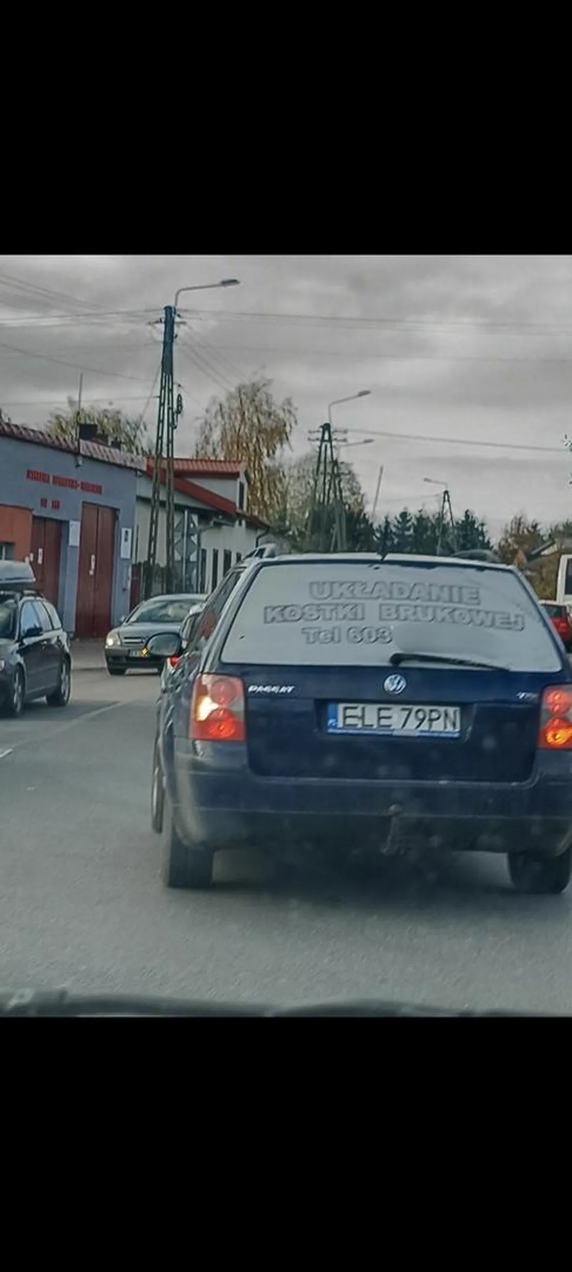 Wyprzedza gdzie tylko może na podw.ciąglej na trzeciego itp po mignięciu długimi wyhamował mnie do zera