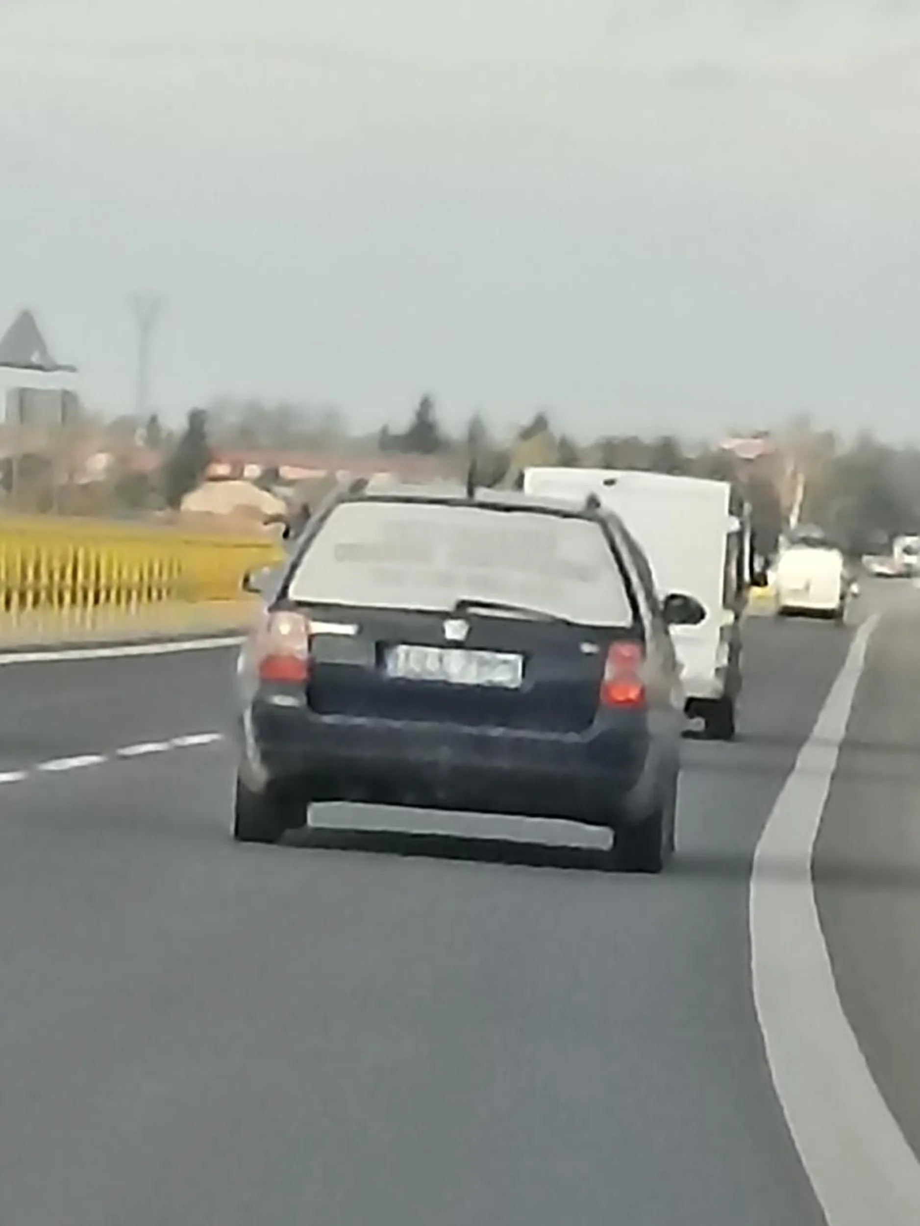Wyprzedza gdzie tylko może na podw.ciąglej na trzeciego itp po mignięciu długimi wyhamował mnie do zera