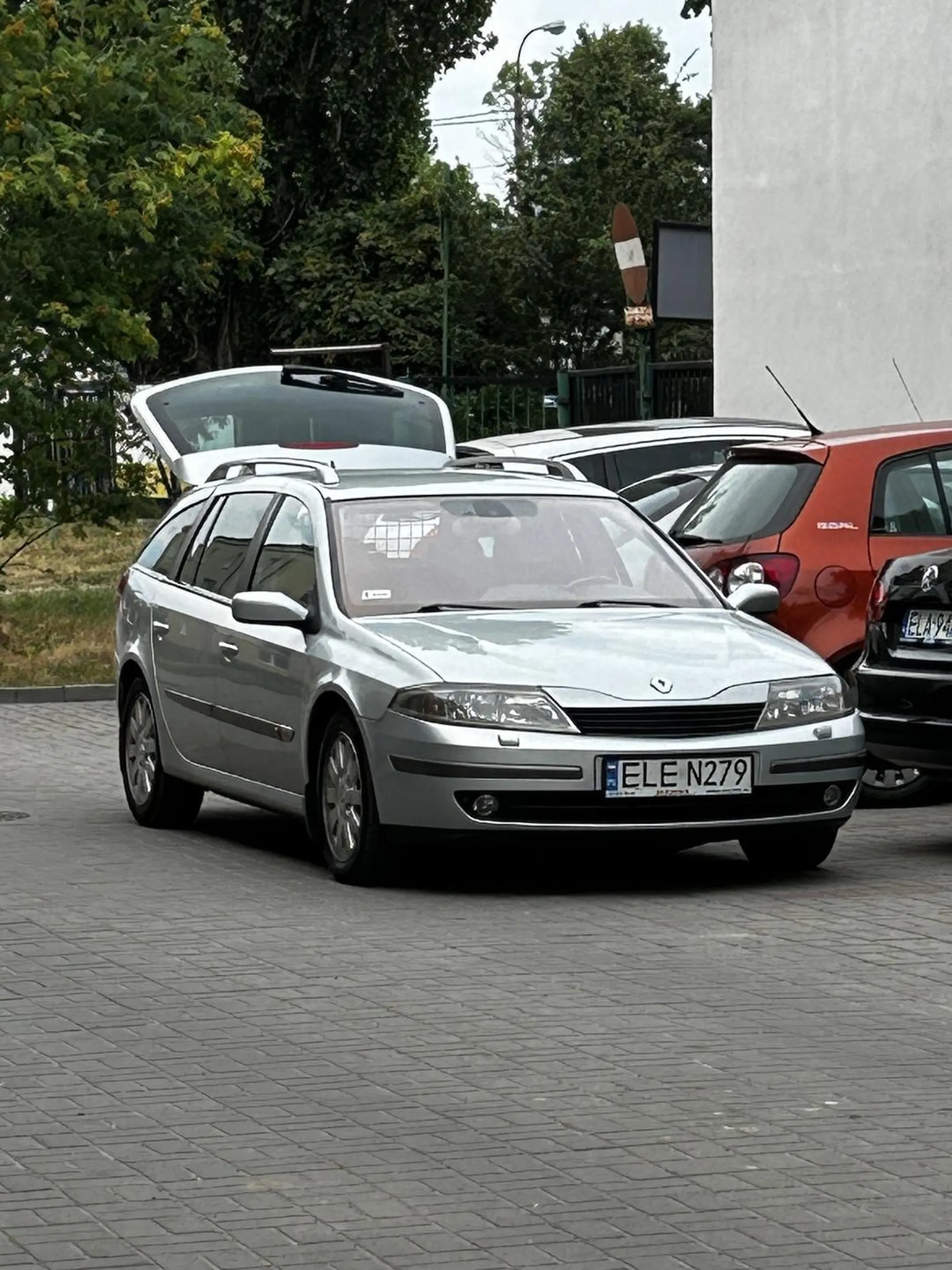 Małego pana nóżki bolą i pod blokiem może stawać nielegalnie, a jak ktoś stanie to jest pierwszy żeby po policje dzwonić