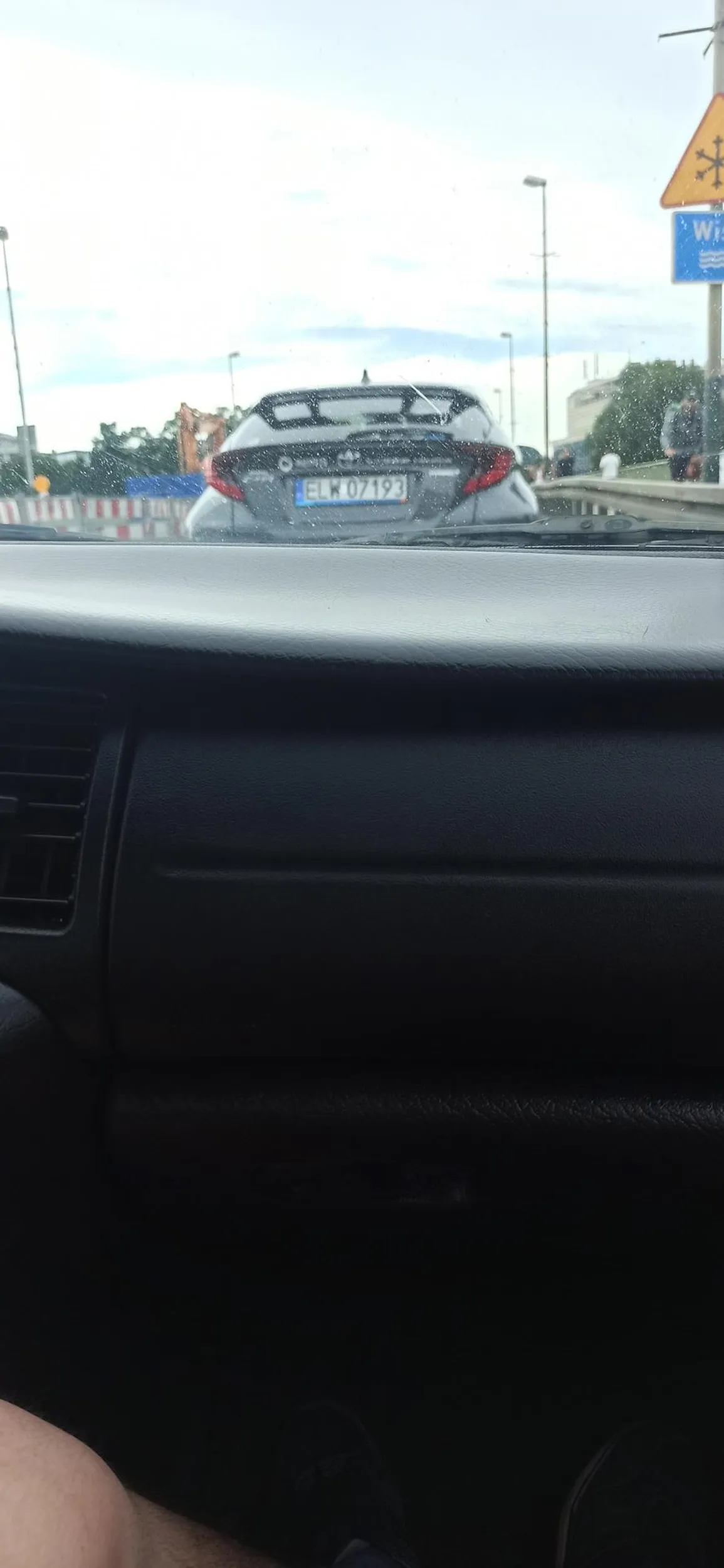 Gość przejeżdżając po pasie dla busów wciska się na siłę na inny pas żeby ominąć korek...