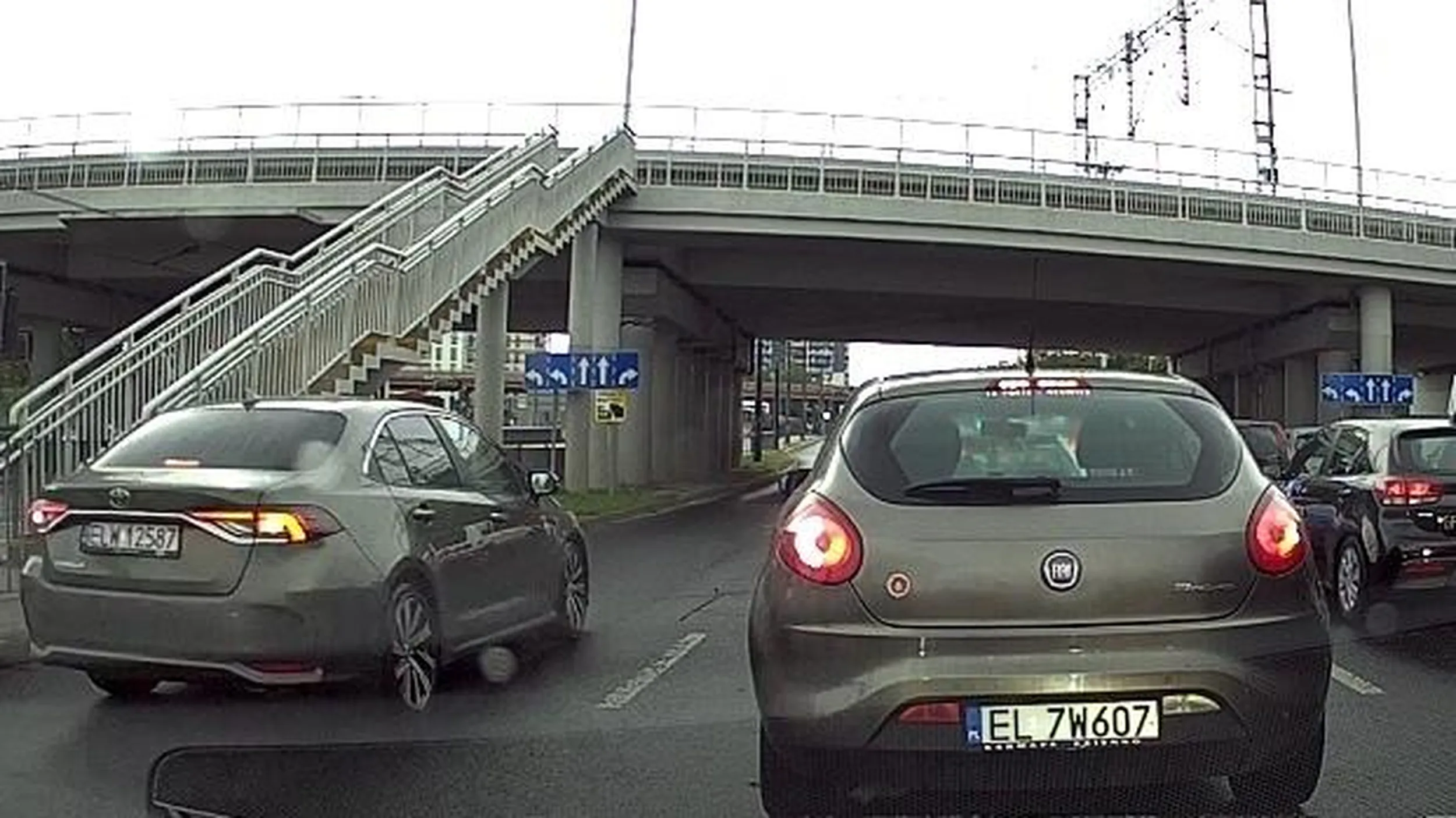 Cwaniakuje na pasie do skrętu w lewo a na końcu wpycha się na pas do jazdy na wprost.