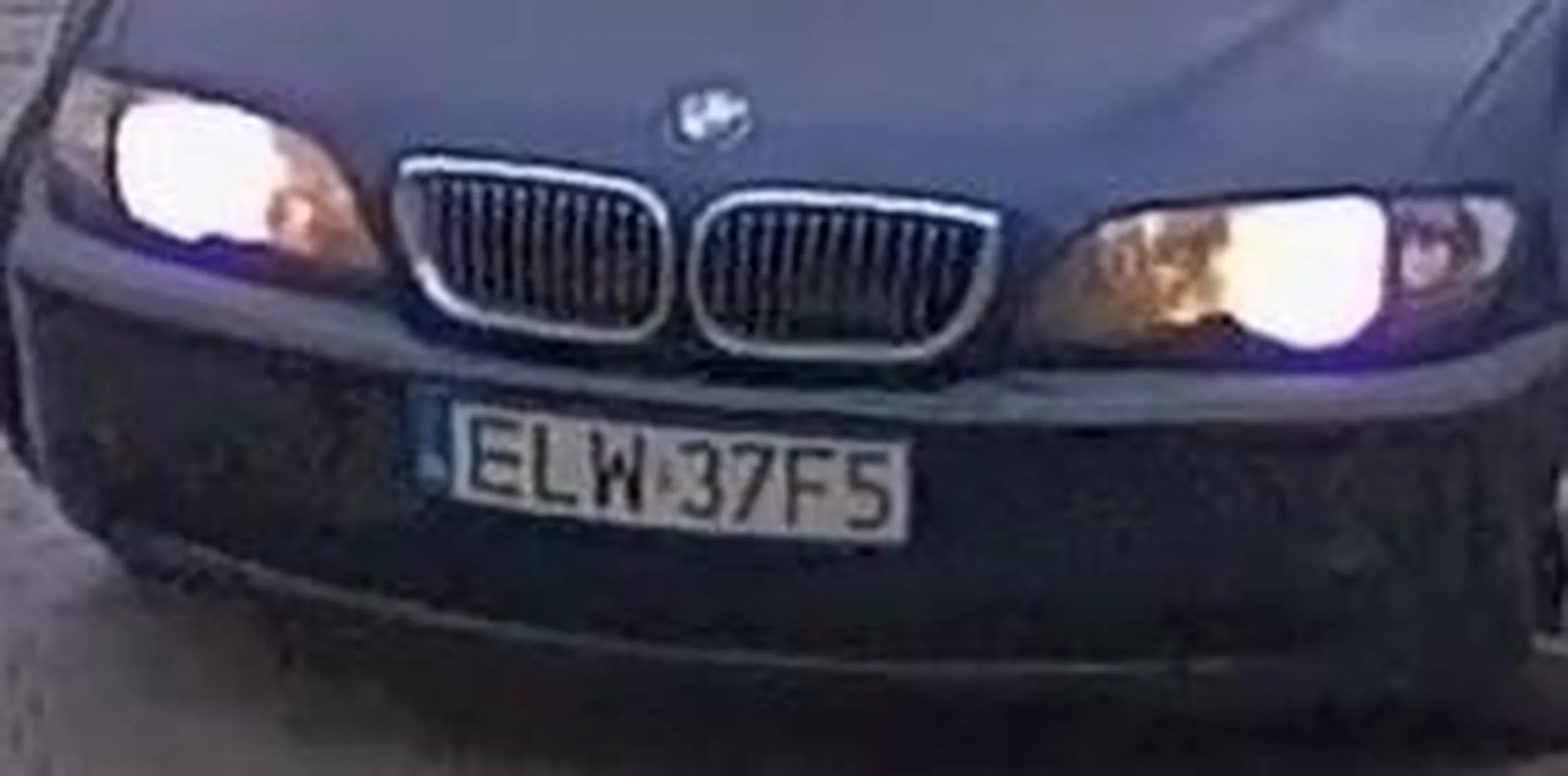 Jakiś nadpobudliwy Sebix w BMW. Jeździ jak wariat po osiedlu, lansuje się w starym szrocie i zaczepia ludzi. Macha łapami i cholera wie o co chodzi. Stan umysłu ameby w BMW w cenie Multipli.