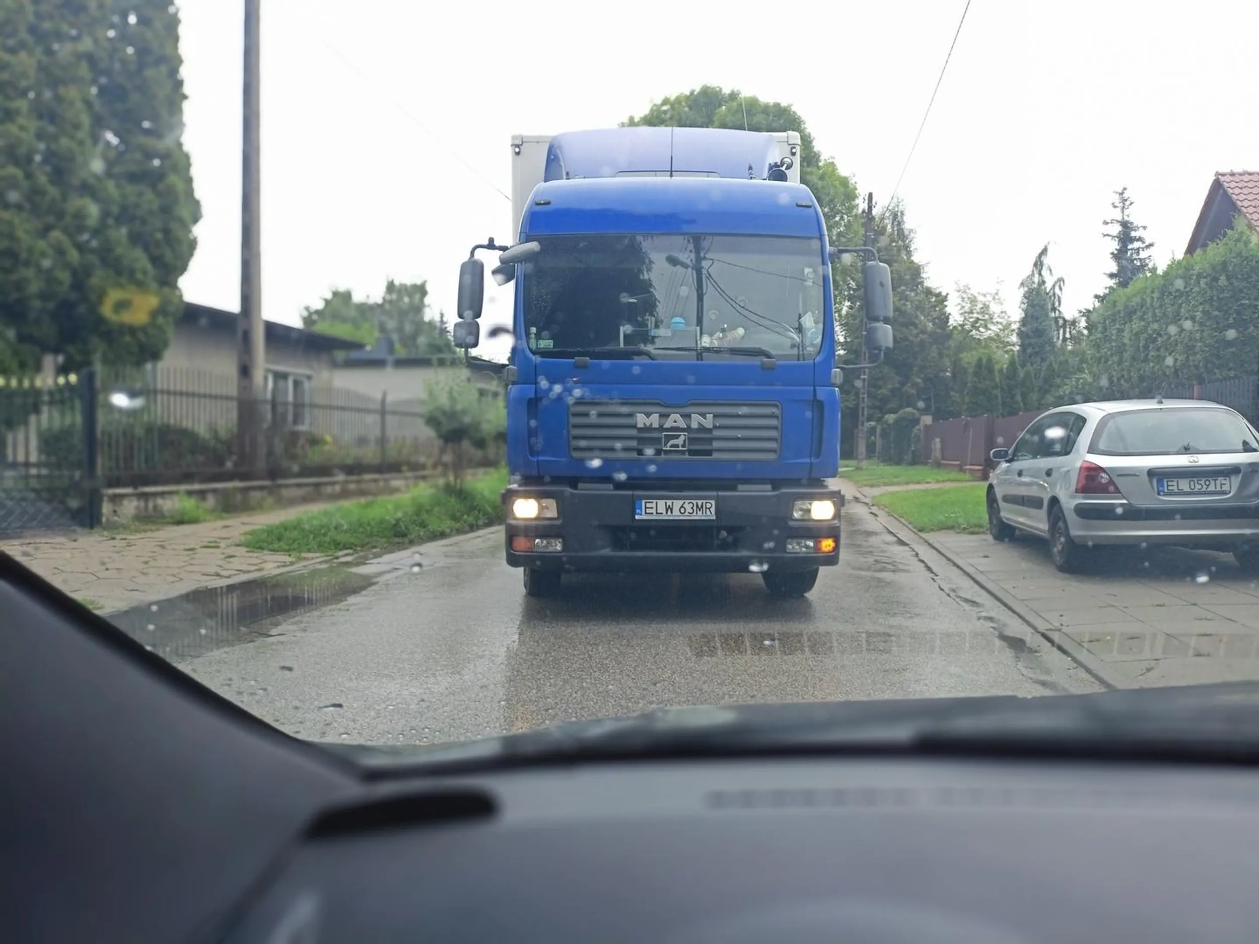 Kierowca ciężarówki wyznający zasadę "jestem duży mogę wszystko". Omija przeszkody zjeżdżając na przeciwny pas nie zwracając uwagi, że tam ktoś jedzie. Jestem duży zepchne osobówke, przecież mi nic nie będzie.