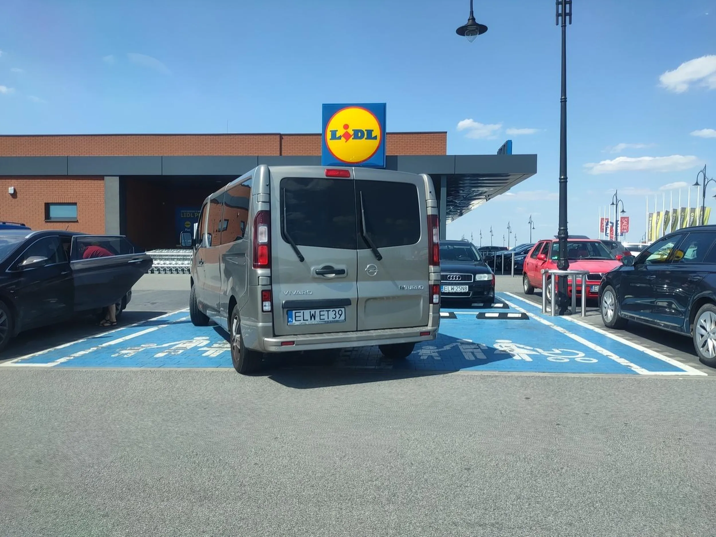 Nadal się nie uczył parkować