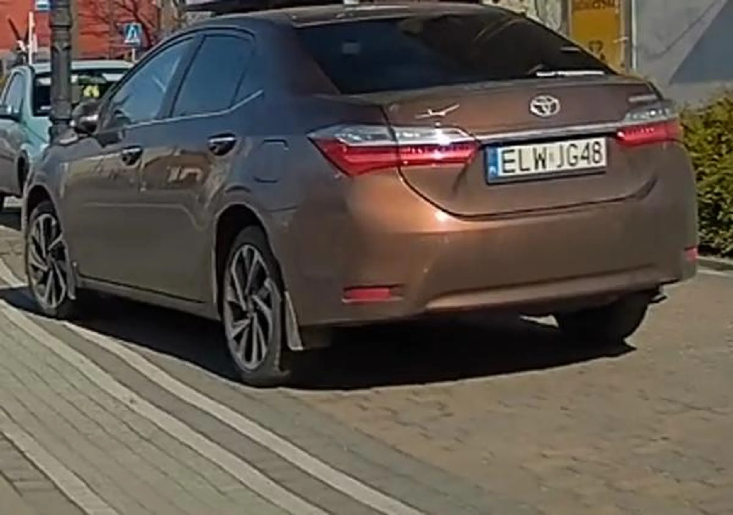 Notorycznie parkuje na chodniku  dla pieszych