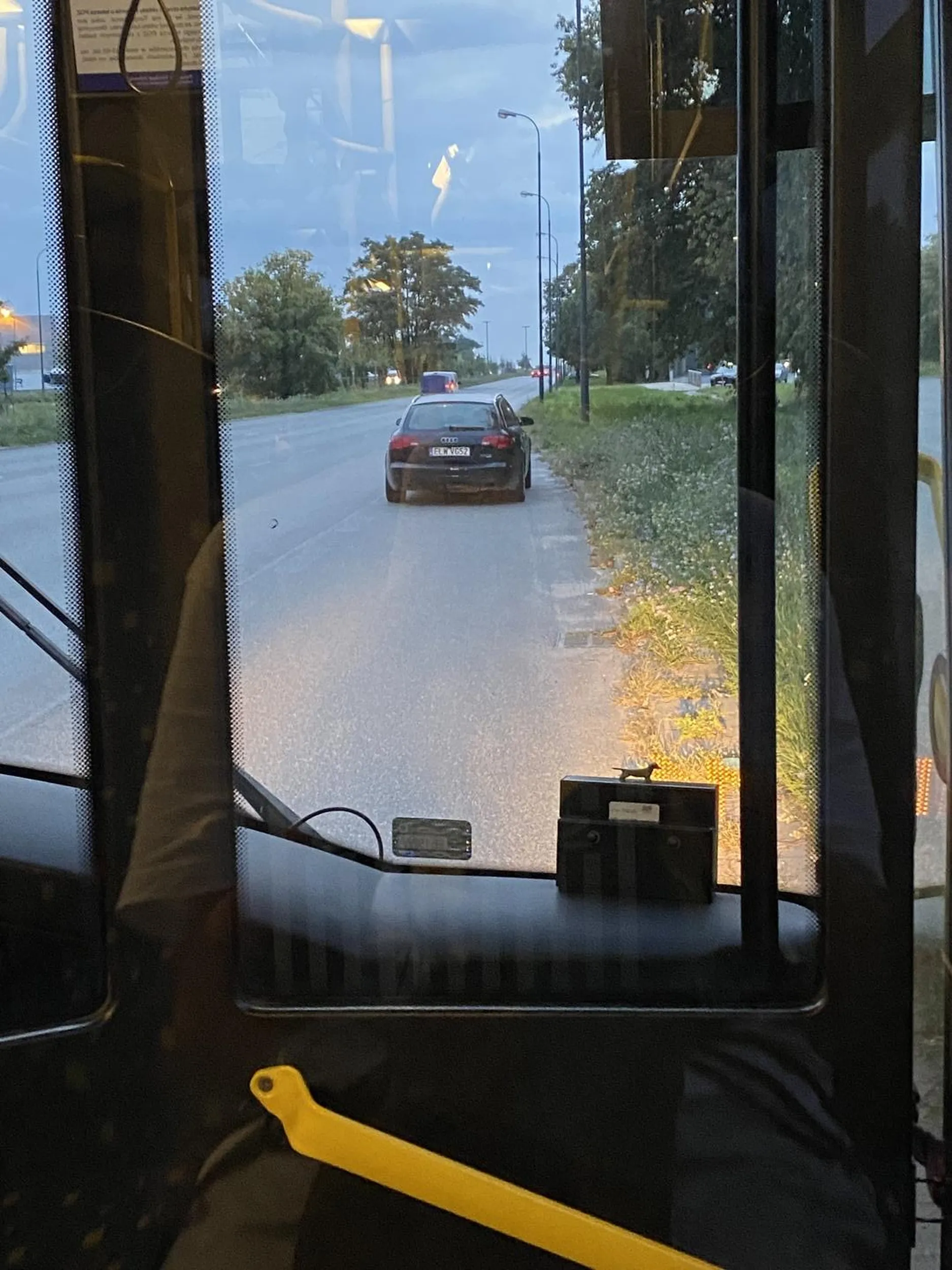 gościu zaparkował se na przystanku (nawet awaryjnych nie włączył)