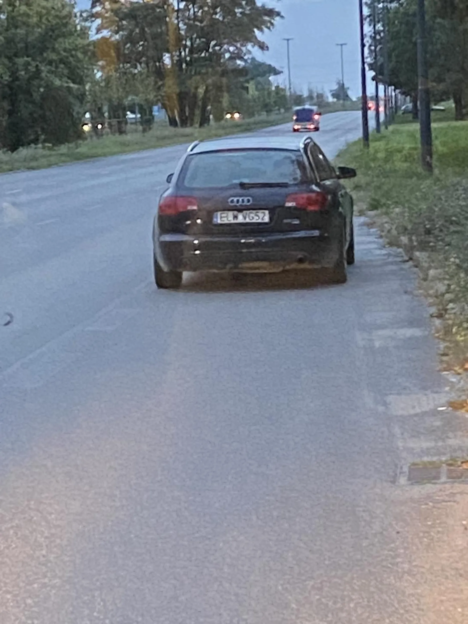 gościu zaparkował se na przystanku (nawet awaryjnych nie włączył)