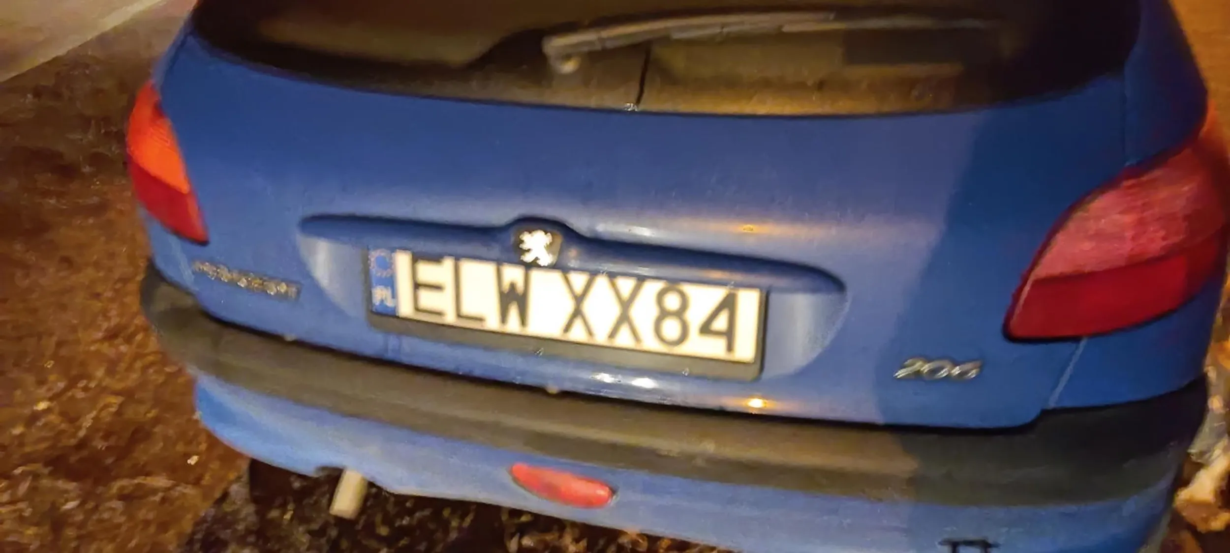 Osoba poruszająca się tym autem o tych tablicach rejestracyjnych, ma dożywotnio zabrane prawo jazdy i nadal bierze czynny udział w ruchu drogowym! Uwaga może być pod wpływem alkoholu.