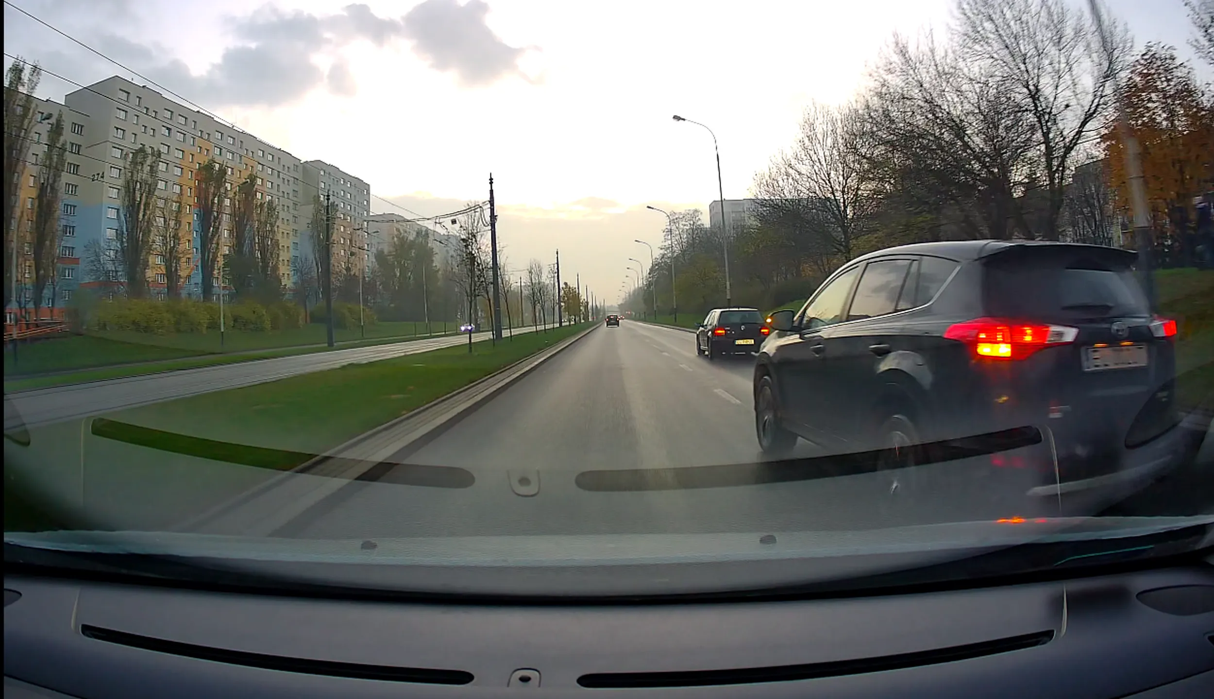 wjeżdża przed maskę a potem rżnie głupa, że on z innego kierunku jechał