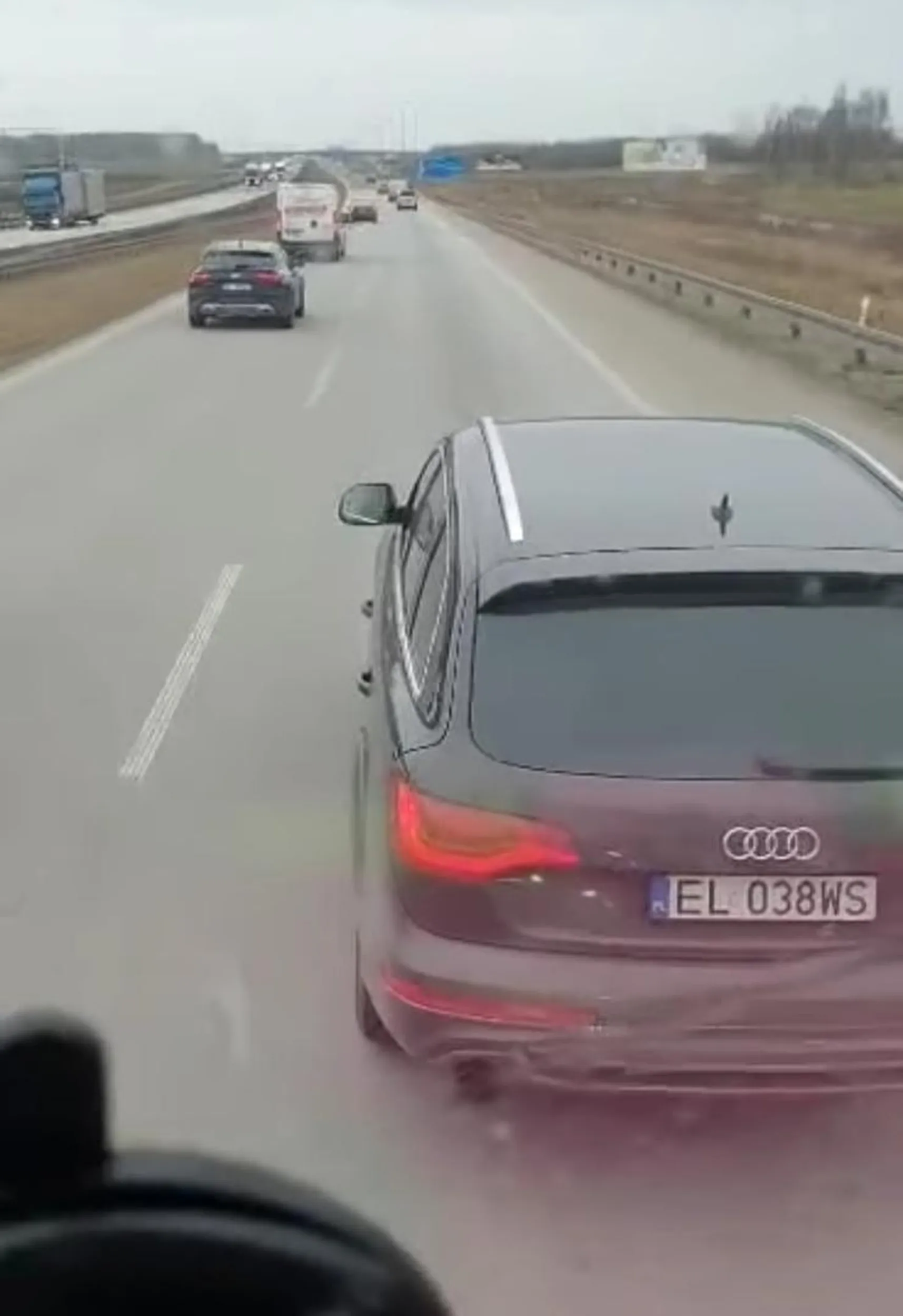 Łódzkie ścierwo celowo hamuje na autostradzie prawie do zera zmuszając ciężarówkę oraz auta za nią do gwałtownego hamowania poczym po chwili stwierdza że jednak mu się spieszy dodał gazu i wymusił pierwszeństwo na innym kierującym. Oby to ścierwo zdechło.