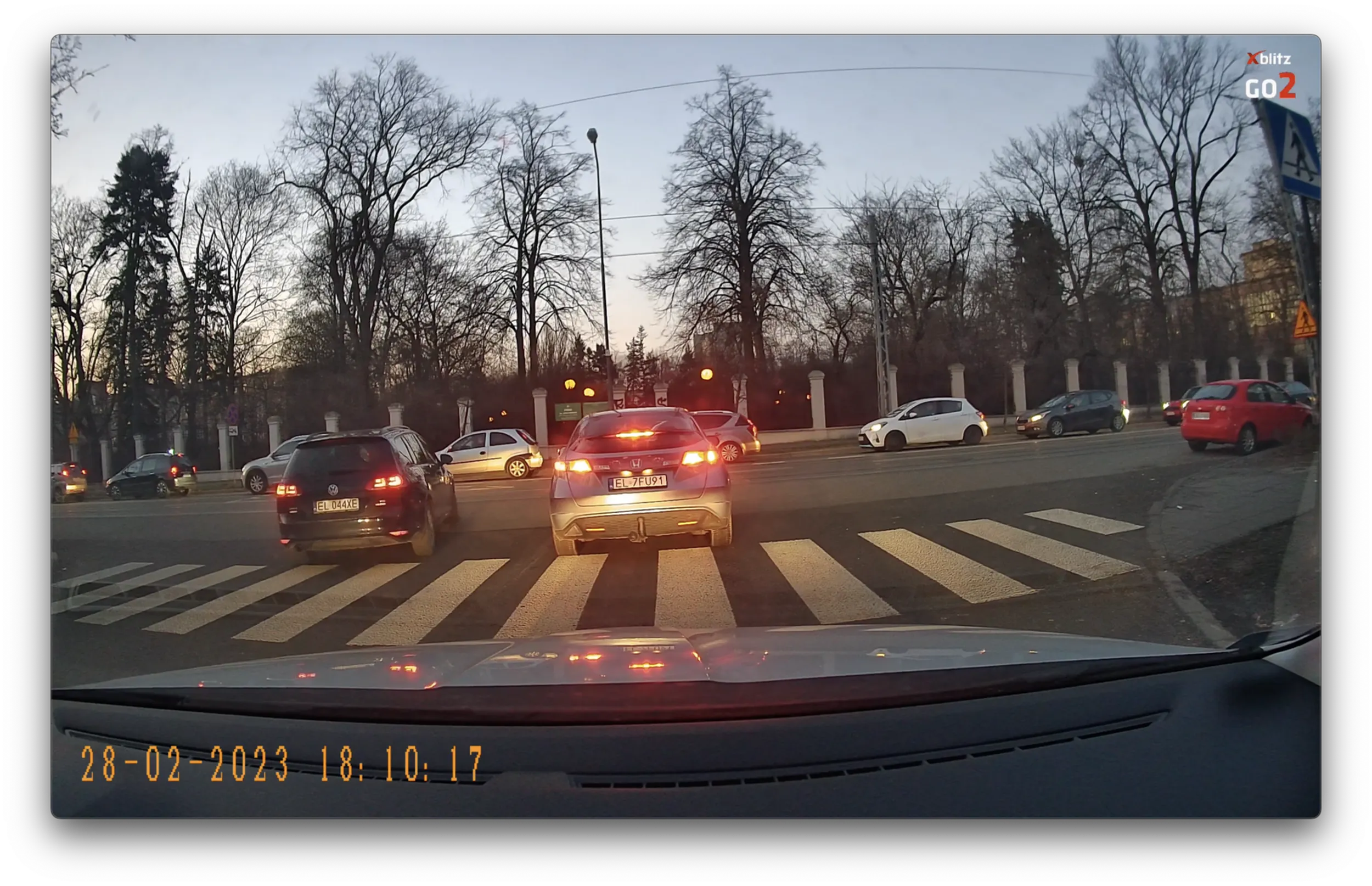 Stoisz sobie elegancko w kolejce do skrętu i nagle trafia się typ, który pojedzie pod prąd. Byle jak, byle szybciej, bydlę.