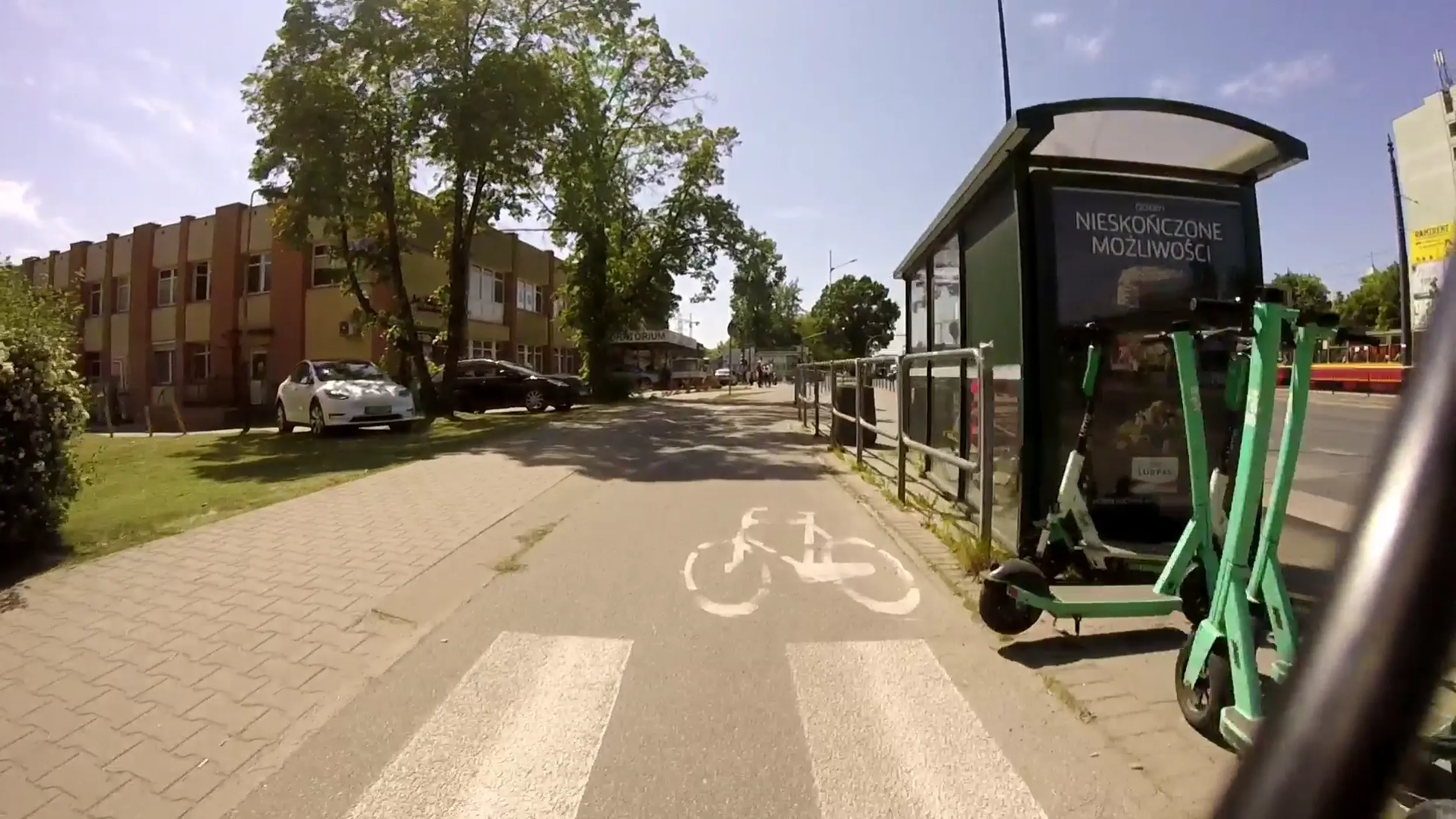 Gość wyjeżdża sobie chodnikiem przecinając na pewniaka ścieżkę rowerową Polisa: SRS00000097 Dla pojazdu: MAZDA 6 SEDAN 10-13 Zakład odpowiedzialny: POWSZECHNY ZAKŁAD UBEZPIECZEŃ S.A. Adres: rondo I. Daszyńskiego 4, 00-843 Warszawa