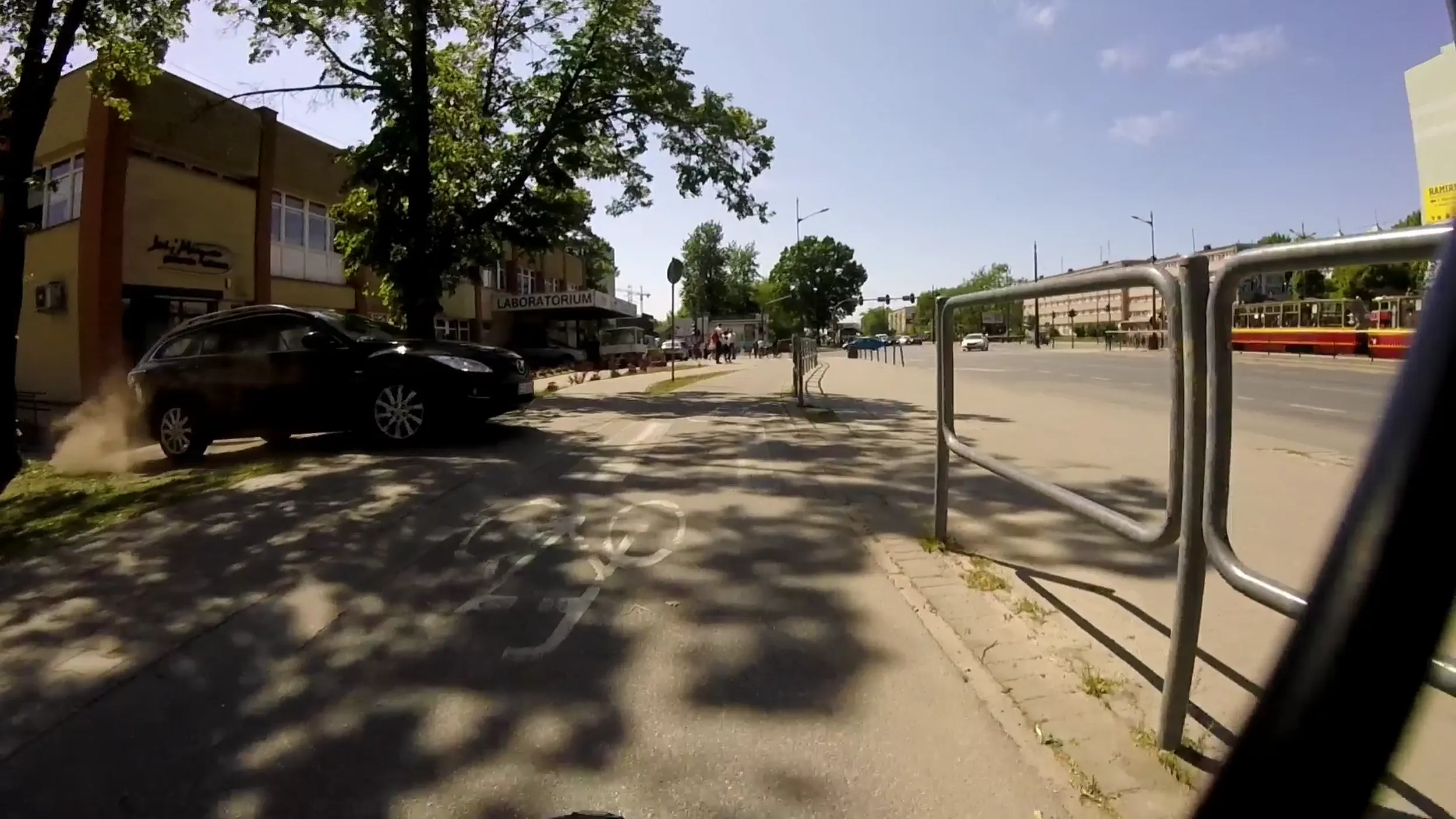 Gość wyjeżdża sobie chodnikiem przecinając na pewniaka ścieżkę rowerową Polisa: SRS00000097 Dla pojazdu: MAZDA 6 SEDAN 10-13 Zakład odpowiedzialny: POWSZECHNY ZAKŁAD UBEZPIECZEŃ S.A. Adres: rondo I. Daszyńskiego 4, 00-843 Warszawa