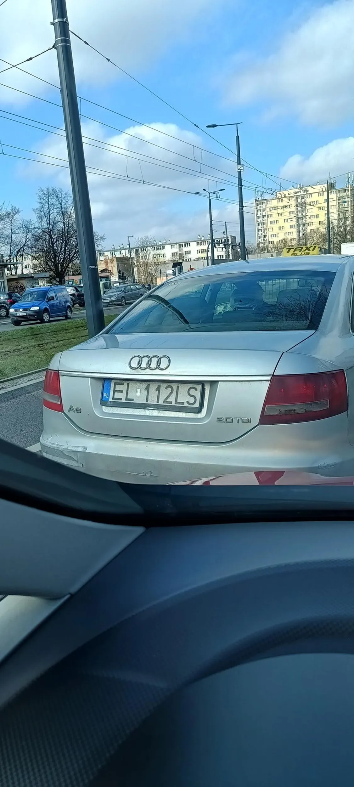 Pan Złotówaaa z Taxi wymusza pierwszeństwo , spychając auto i nie sygnalizując manewru zmiany pasa ruchu.  Patrz pizzdolcu na znaki bo na Dąbrowskiego/Śmigłego Rydza jest zmieniona organizacja ruchu nie od dziś !!!