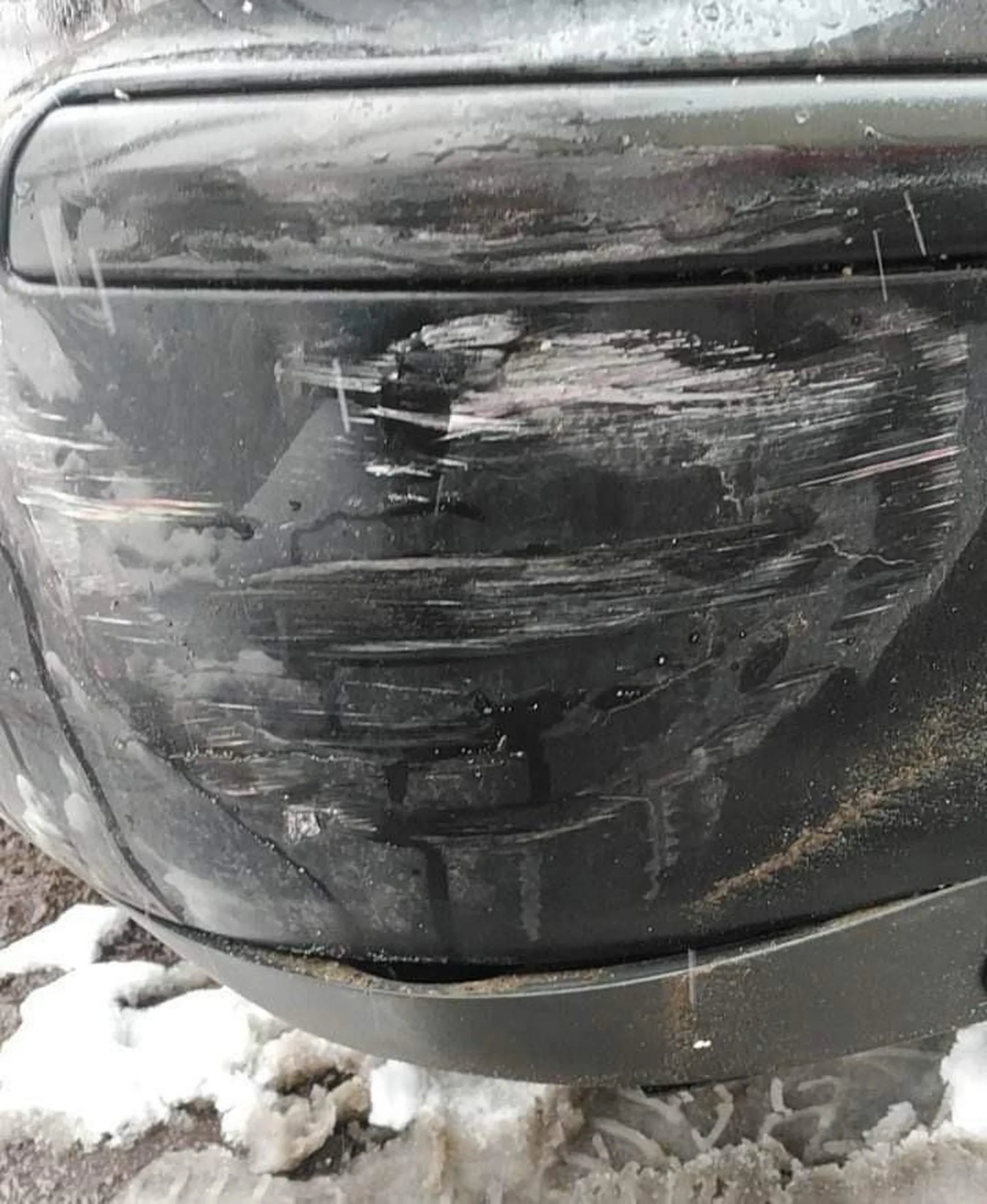 Bardzo nieelegancko zarysować auto na oczach kierowcy i uciec z miejsca ;)))