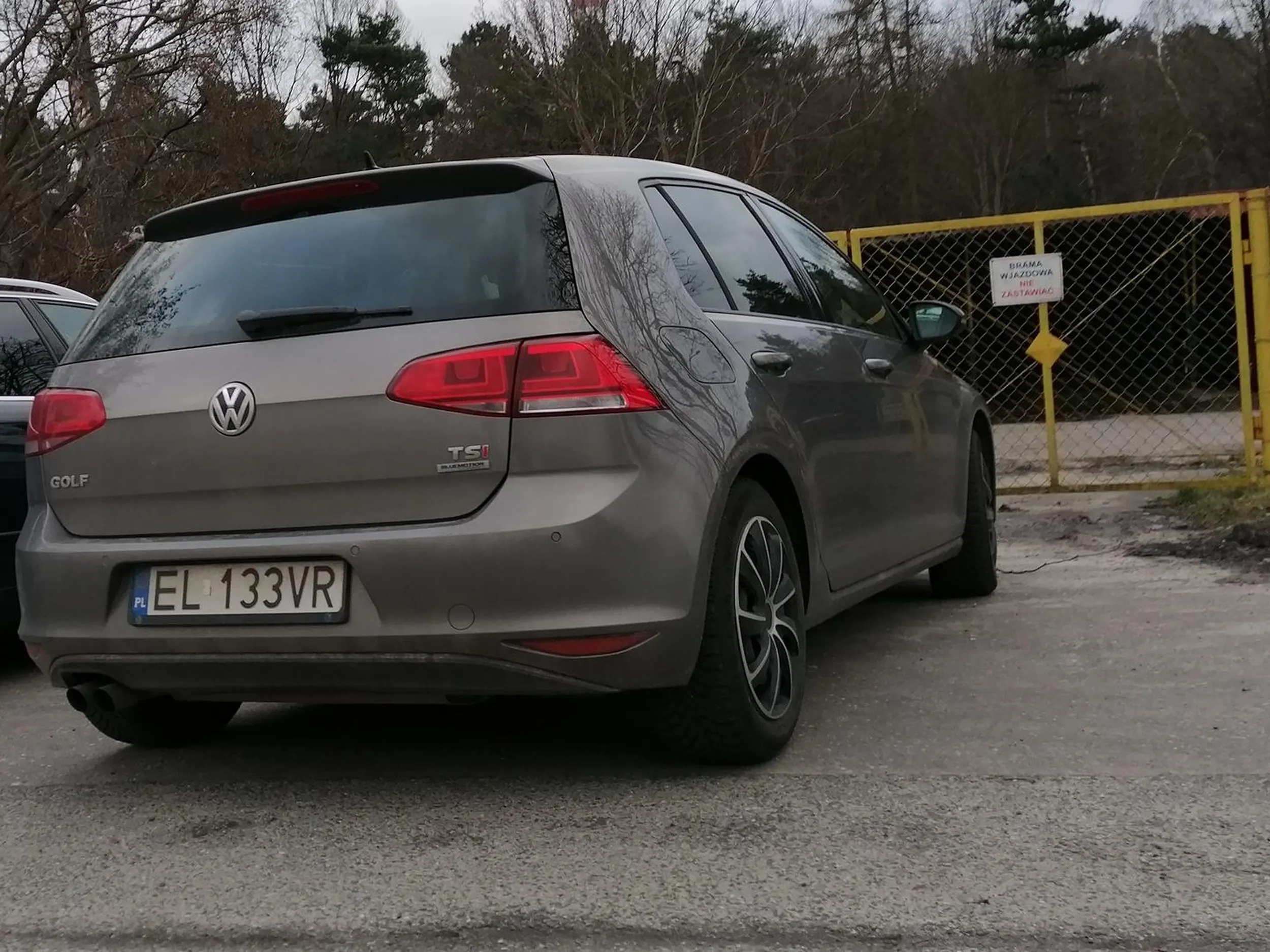 W bramie się nie parkuje.