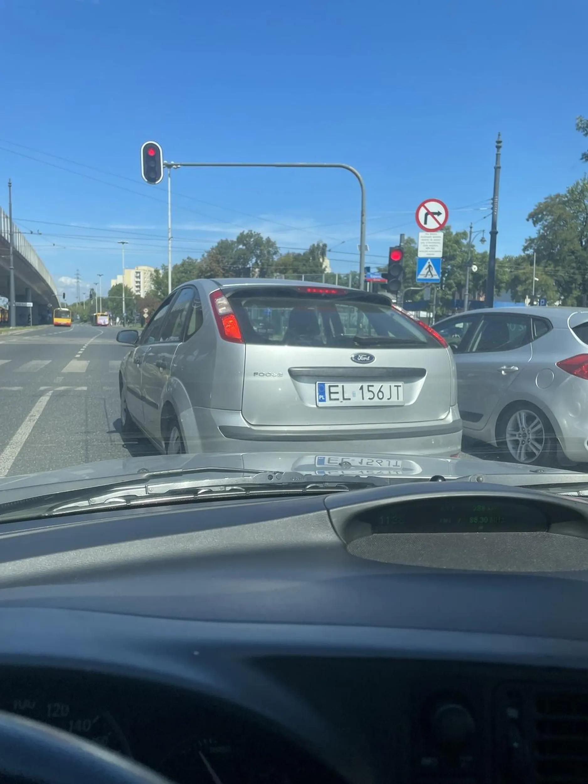 Kierowca nie patrzy w lusterka wpierdala się odrazu i zajeżdża drogę. Zepchnął mnie na drugi pas