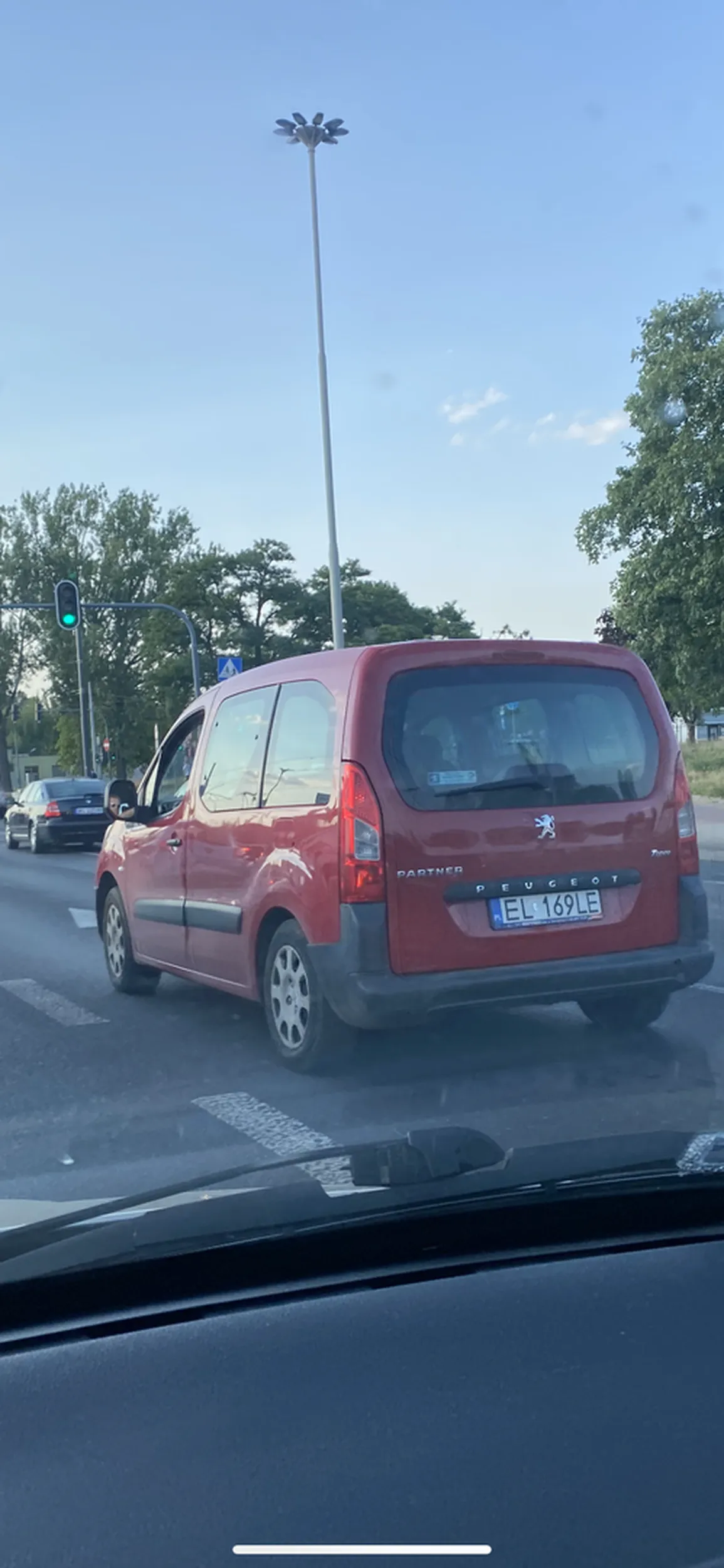 stary a głupi, zjeb wpycha się na chama i jeszcze jest wielce zdziwiony ze ktoś na niego trąbi, geriatryk stanowi zagrożenie dla ruchu