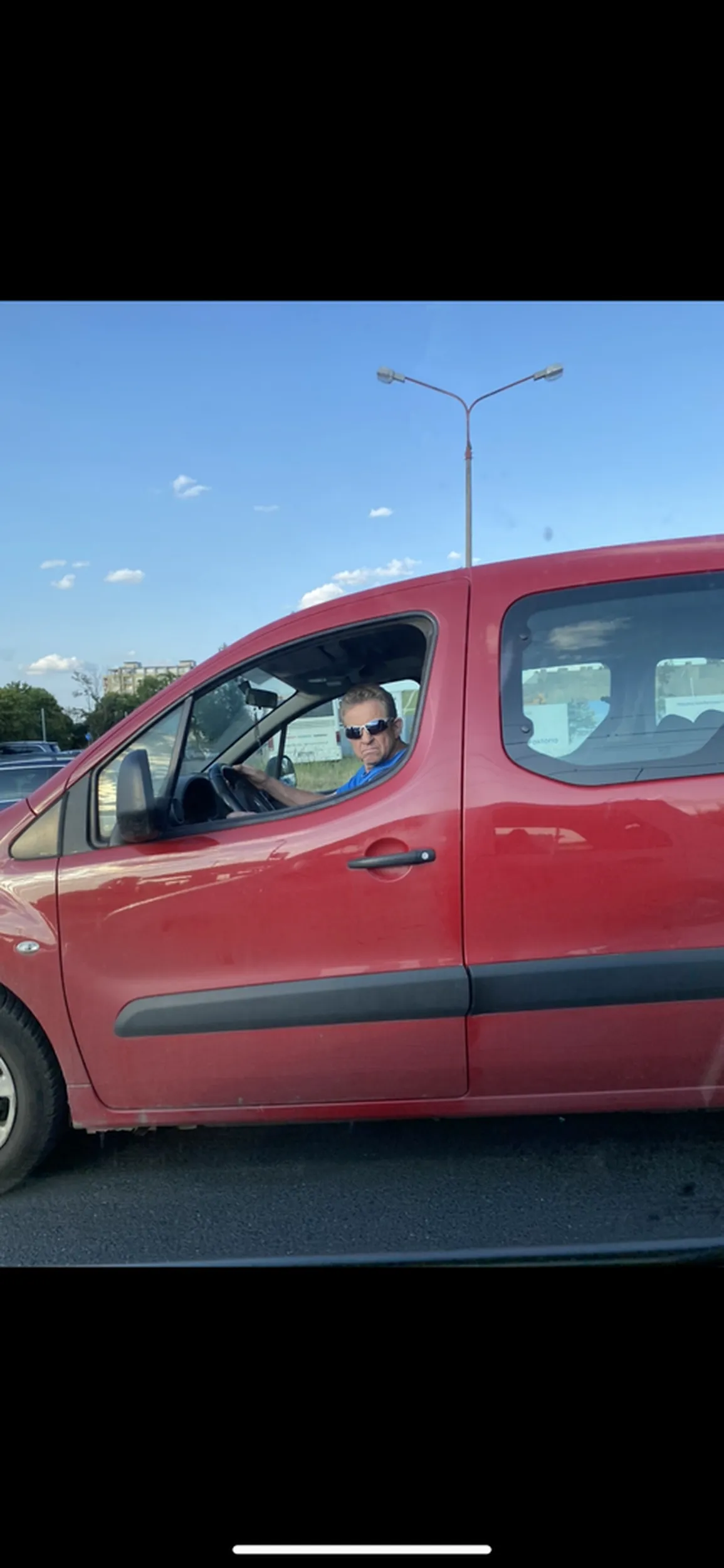 stary a głupi, zjeb wpycha się na chama i jeszcze jest wielce zdziwiony ze ktoś na niego trąbi, geriatryk stanowi zagrożenie dla ruchu