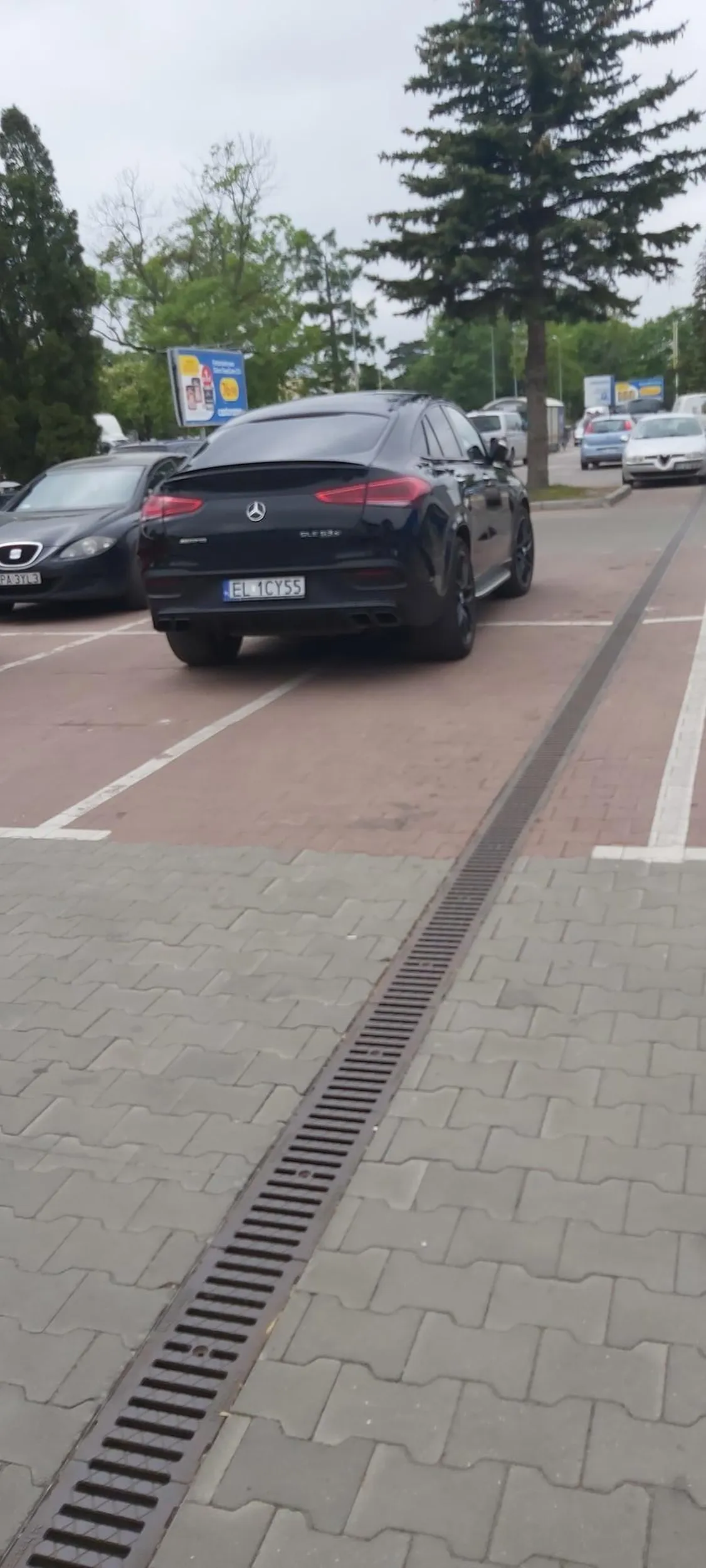 Kto bogatemu zabroni parkować na 4 miejscach jednocześnie. POZDRO Z PABIANIC.