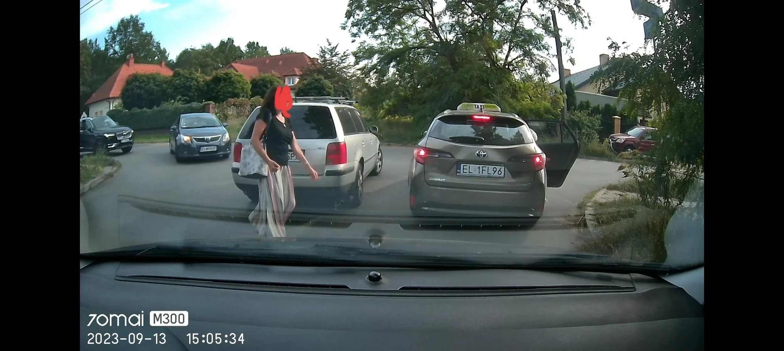 Wysadza pasażerów na skrzyżowaniu blokując ruch i starając zagrożenie