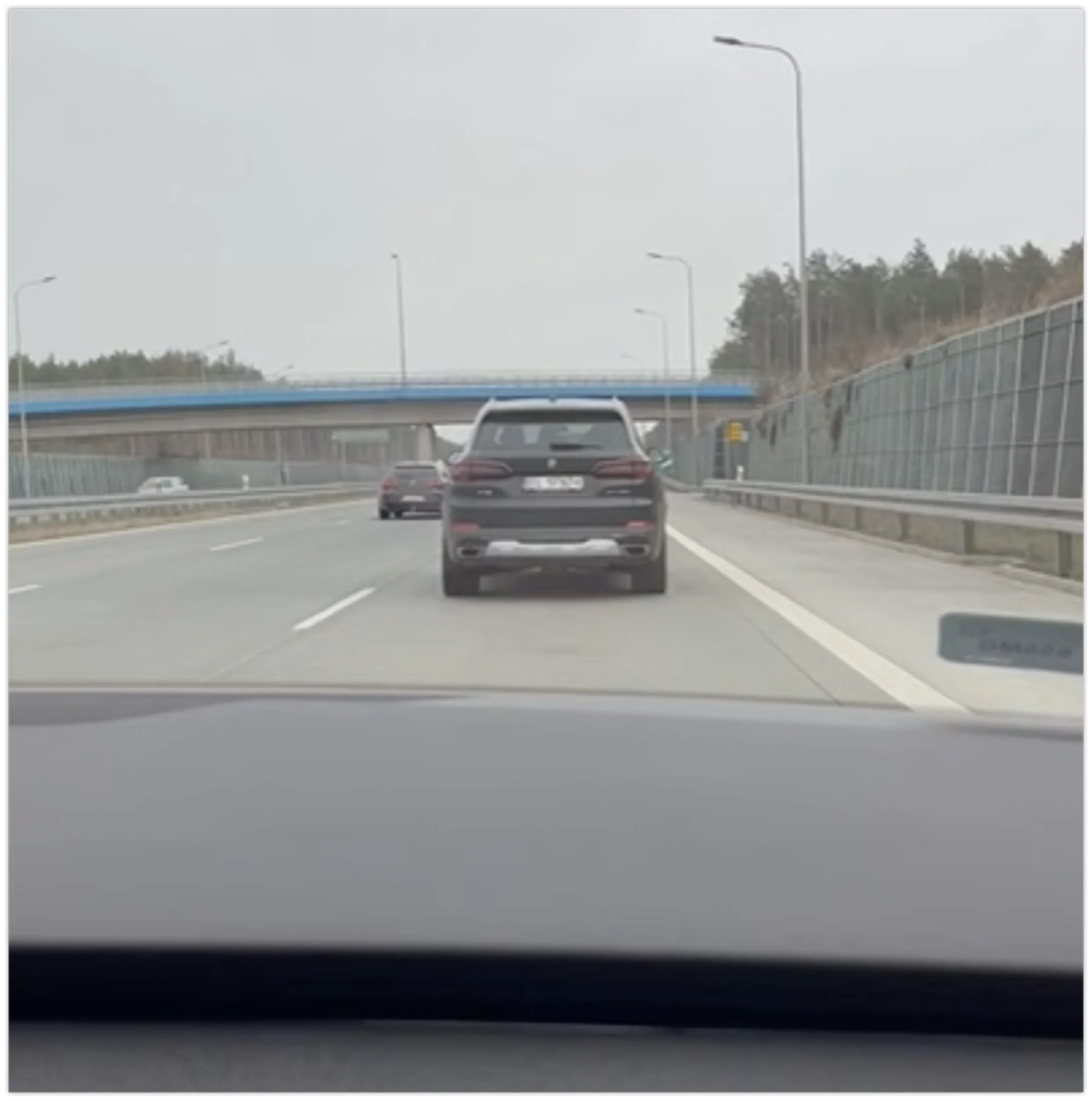 Niepełnosprawny umysłowo stary dziad wyhamowuje swoim BMW X5 na S2 inny samochód