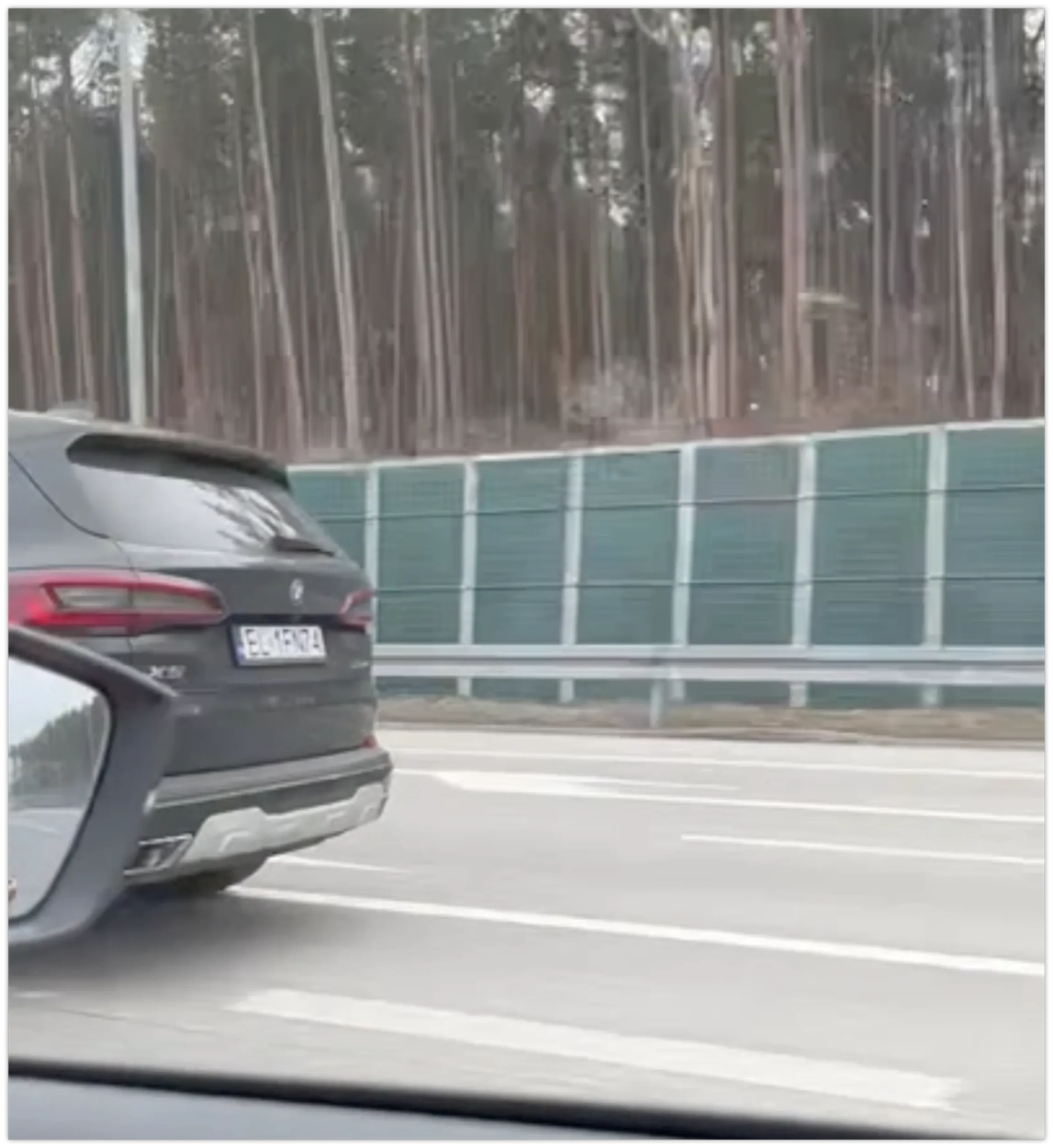 Niepełnosprawny umysłowo stary dziad wyhamowuje swoim BMW X5 na S2 inny samochód