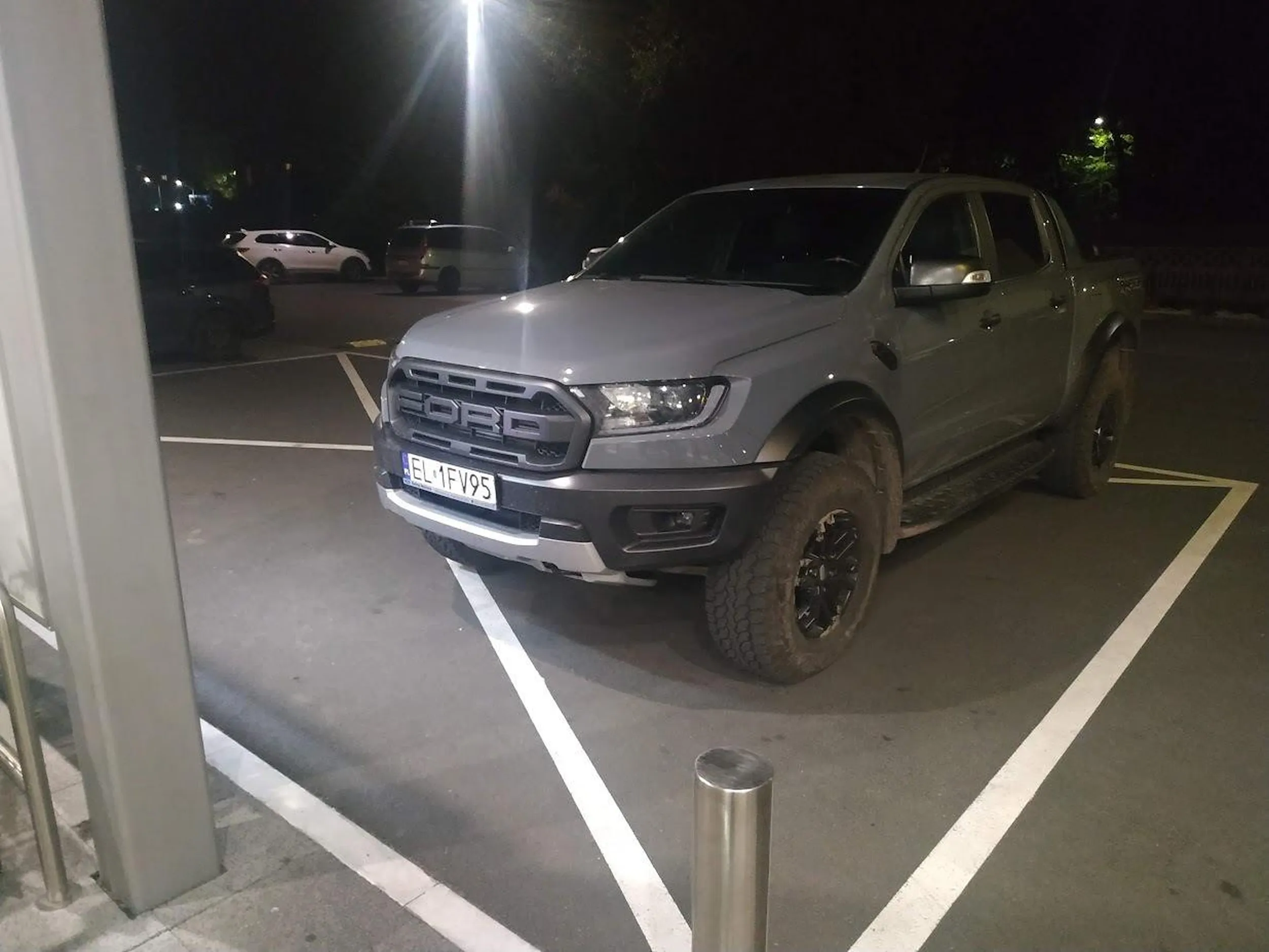 Ktoś tutaj nie zna podstaw życia w społeczeństwie i tego jak się parkuje. Na wielkiej kopercie z X się nie parkuje. To nie jest miejsce do parkowania. Pan ważny w wielkim fordzie nie chciał zaparkować 5 metrów dalej gdzie było pełno wolnych miejsc parkingowych tylko on jest tu najważniejszy i chce być najbliżej wejścia. Tacy to najbardziej chcieliby zaparkować w budynku