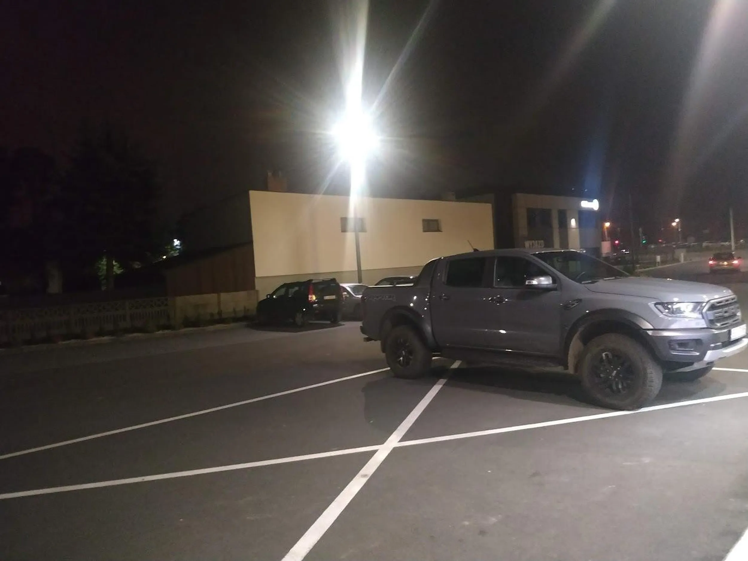 Ktoś tutaj nie zna podstaw życia w społeczeństwie i tego jak się parkuje. Na wielkiej kopercie z X się nie parkuje. To nie jest miejsce do parkowania. Pan ważny w wielkim fordzie nie chciał zaparkować 5 metrów dalej gdzie było pełno wolnych miejsc parkingowych tylko on jest tu najważniejszy i chce być najbliżej wejścia. Tacy to najbardziej chcieliby zaparkować w budynku