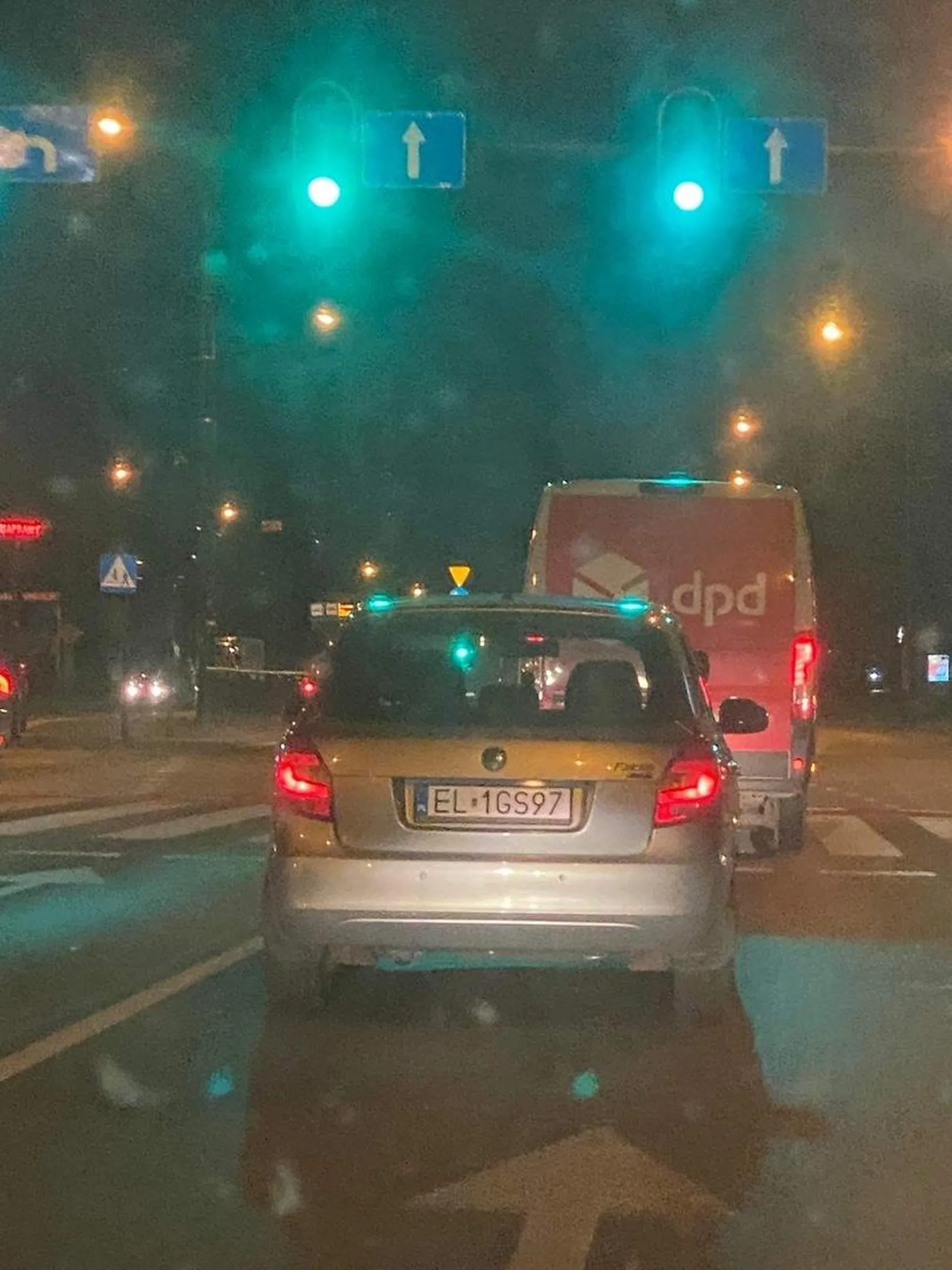 Uspokoicie się w tej Łodzi, bo trąbienie na auto z innego województwa za to, że włącza się do ruchu całe 0,5 sekundy to przesada chyba, nieprawdaż?