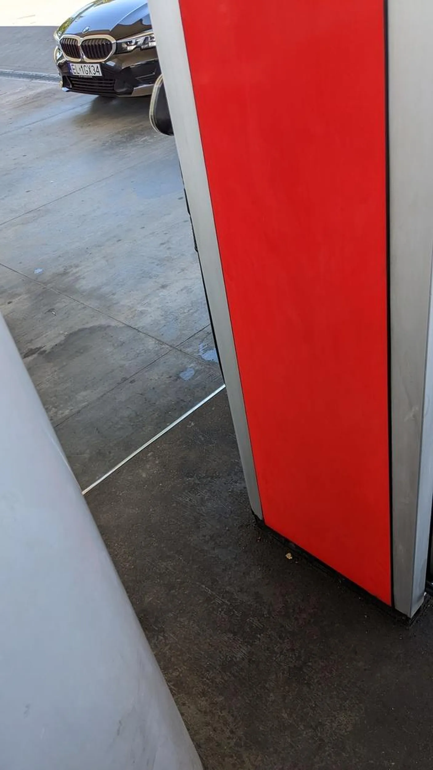 Pirat, nie patrzy na pieszych, dwukrotnie o mało nie przejechał matki z dzieckiem. Raz na placu sklepowym, drugi raz na przejściu dla pieszych (zielone światło, skręt w prawo)