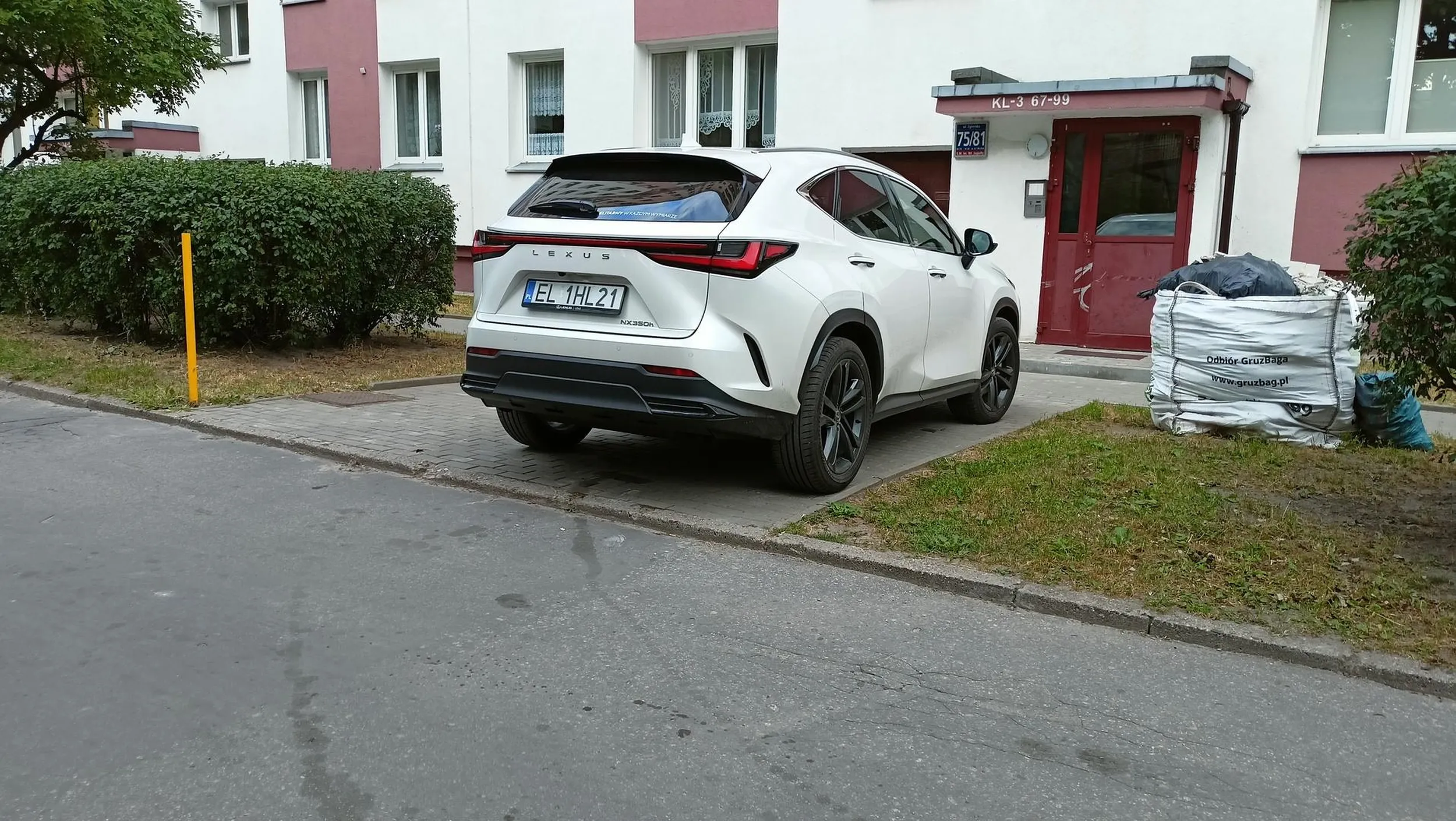 Parkowanie na chodniku. Sytuacja powtarza się codziennie.