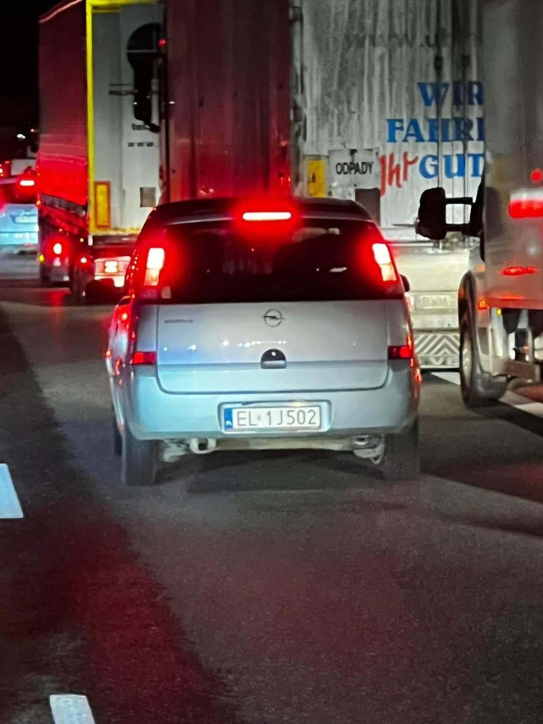 27.12.2022r. wypadek na A2 na trasie Łódź-Warszawa, poszkodowane osoby, wzorowy korytarz życia. Niestety ten frędzel postanowił na cwaniaka przejechać tunel. Zaczął wątpić gdy nikt nie chciał go wpuścić w ramach nauczki. Oddaj prawko.