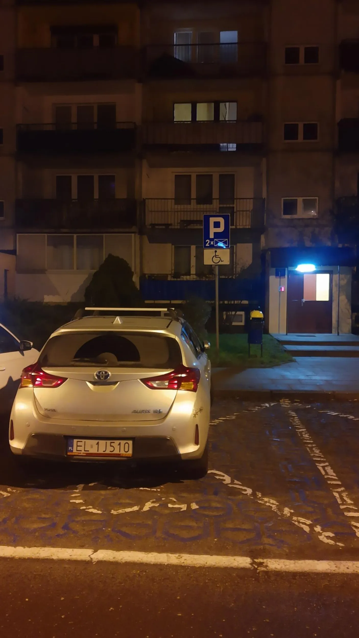 Kierowca nie respektuje przepisów ruchu drogowego używając miejsc parkingowych dla osób niepełnosprawnych bez stosownej karty parkingowej.  Zero tolerancji !!!